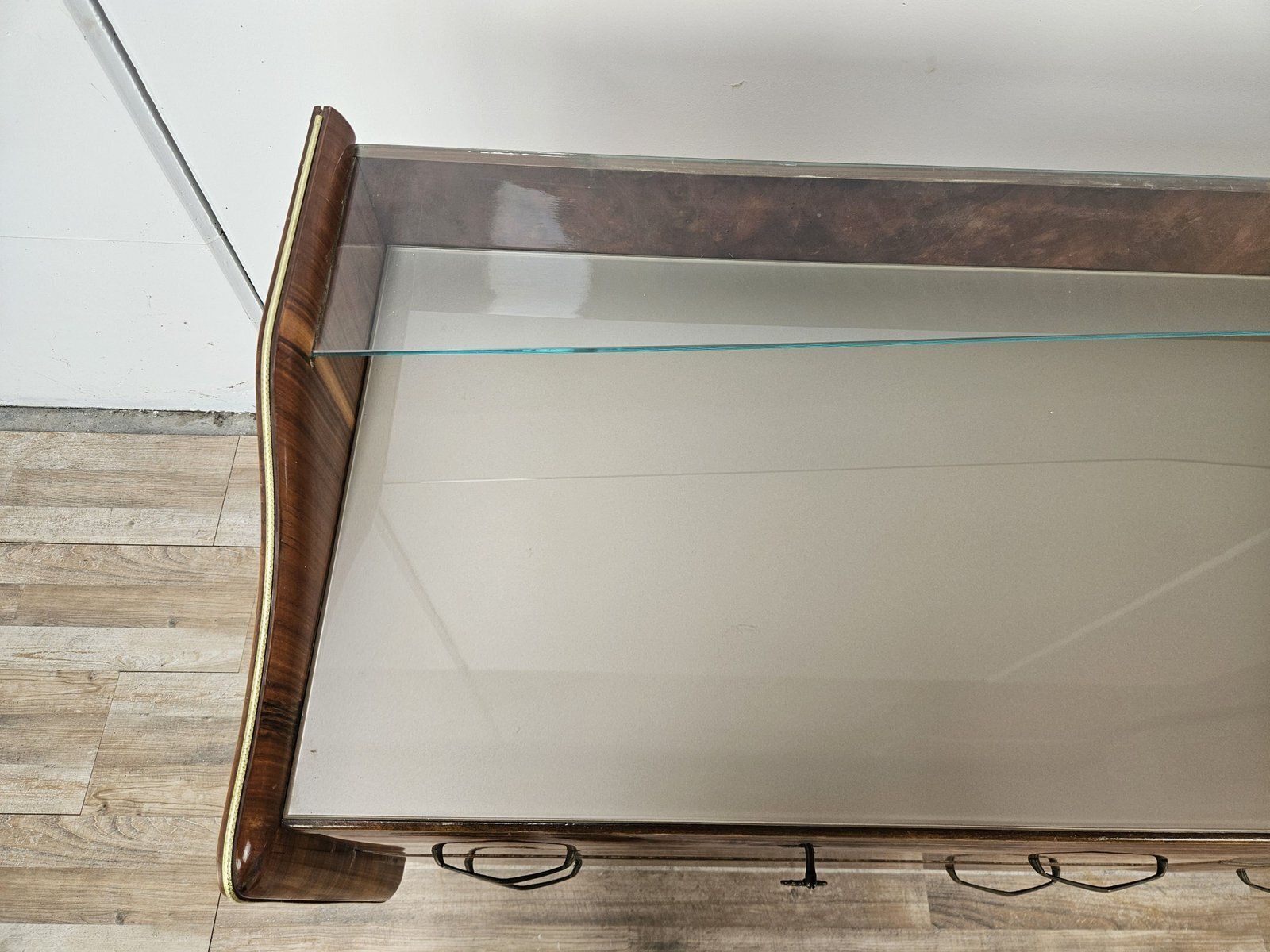 Ladekast met wortelnoten fineer en dubbel glazen blad, 1950 photo vinterior