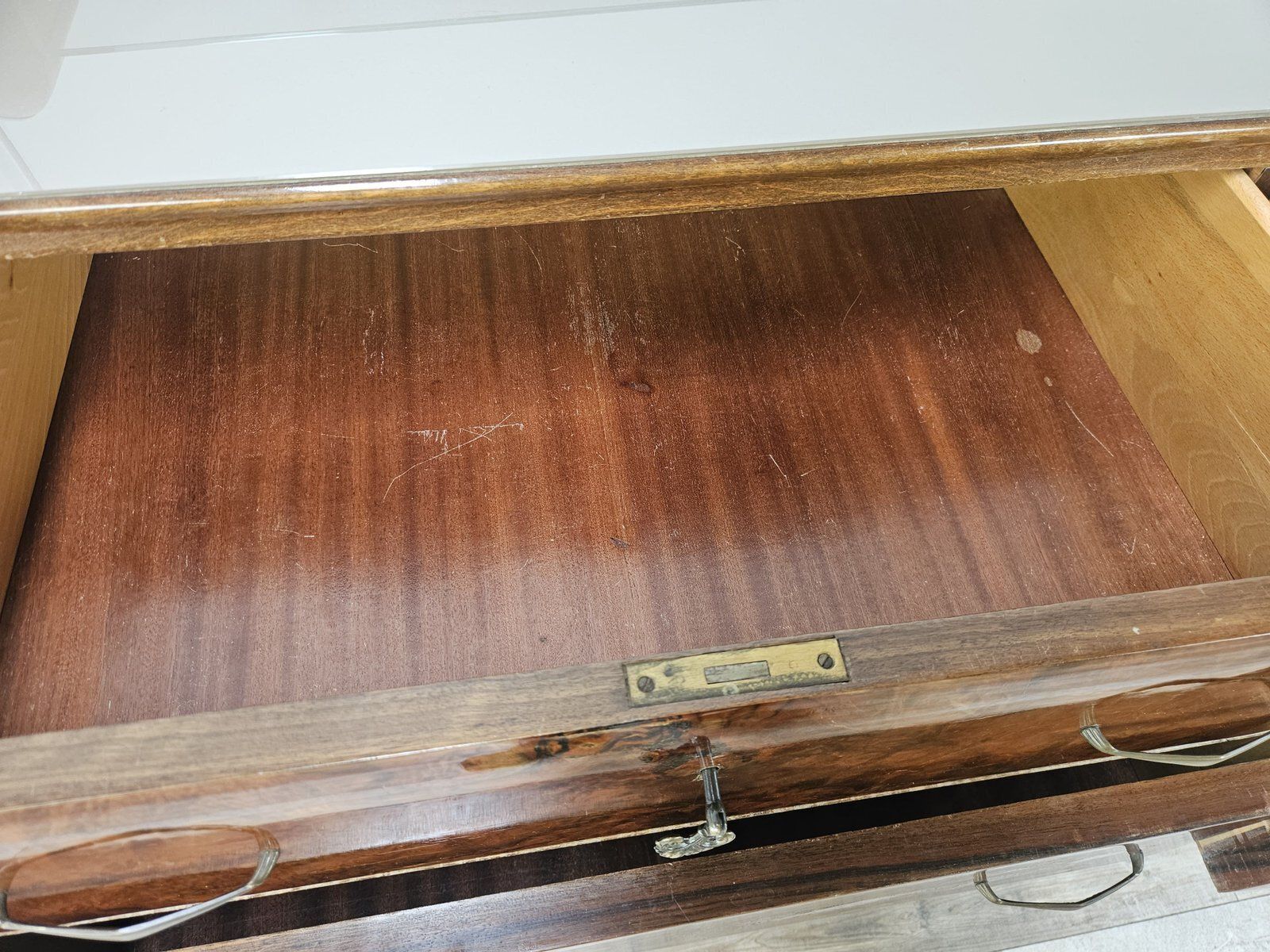 photo buy Commode en loupe de noyer, double plateau en verre, 1950