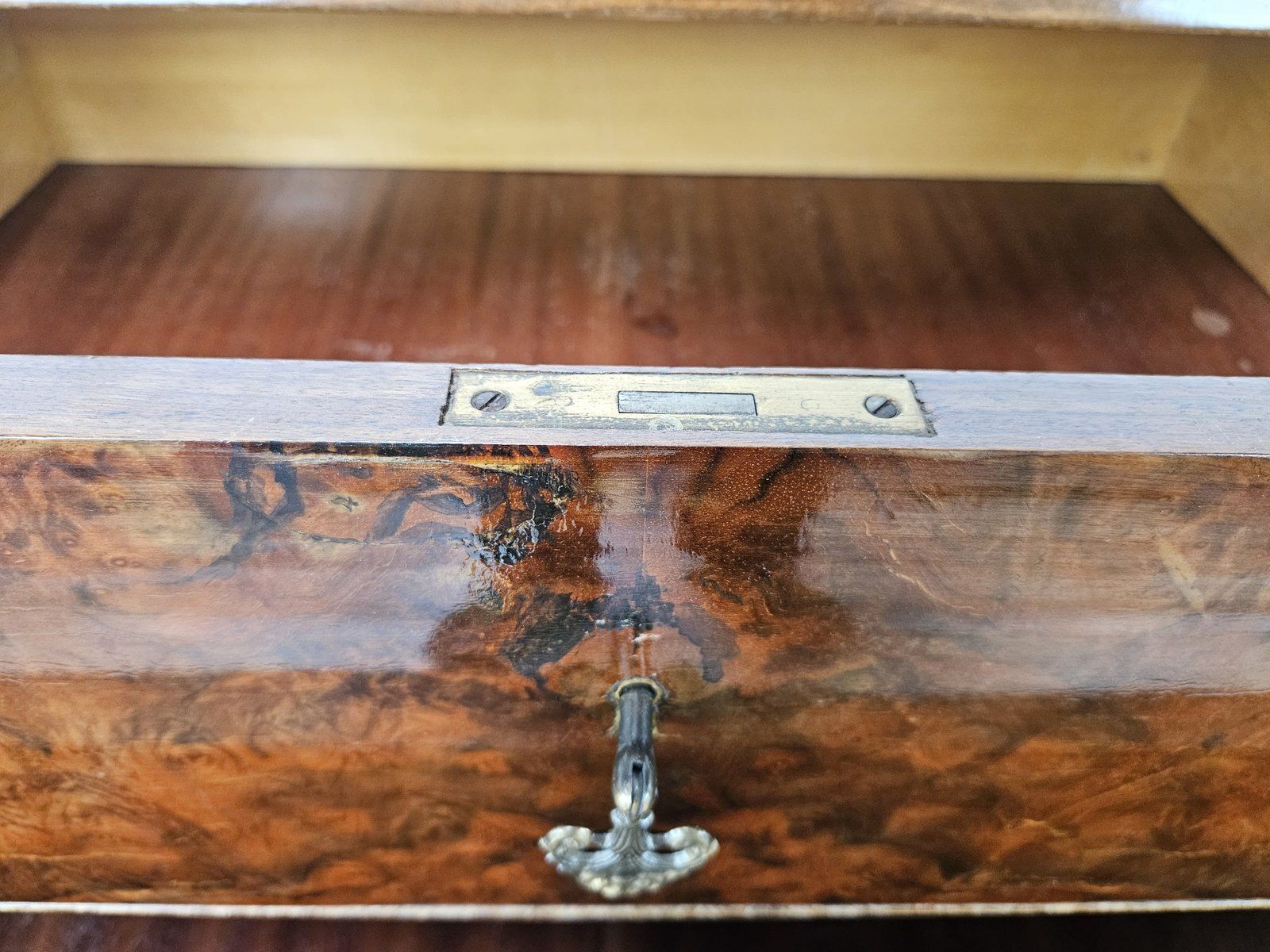photo vintage Commode en loupe de noyer, double plateau en verre, 1950