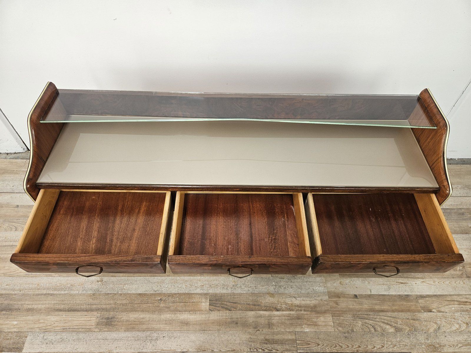 photo vinterior Kaptafel voor entree in bruyèrewortel met glazen bladen, 1950