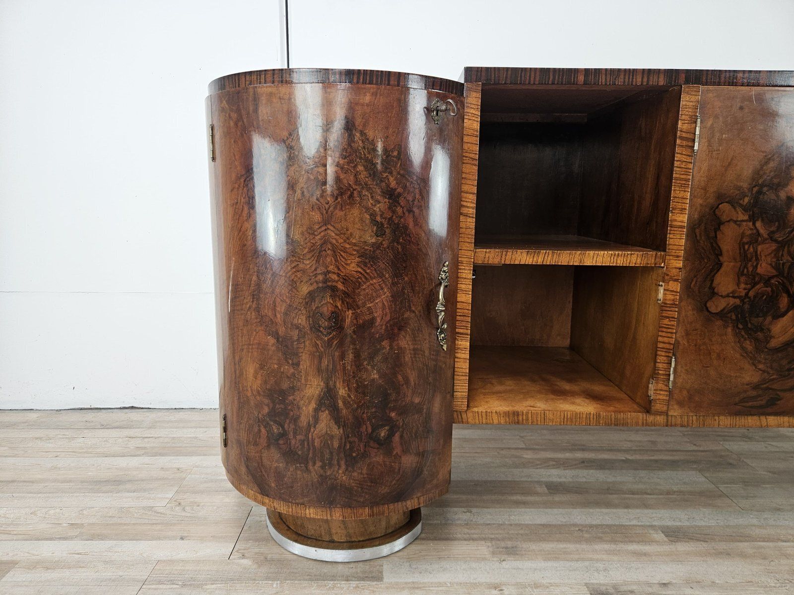 Mobilier Buffet Art déco en noyer et bruyère, base en aluminium, 1940 photo