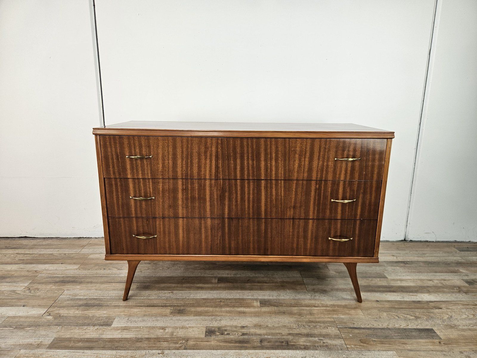 Commode en noyer, intérieur doublé, poignées en laiton, 1950