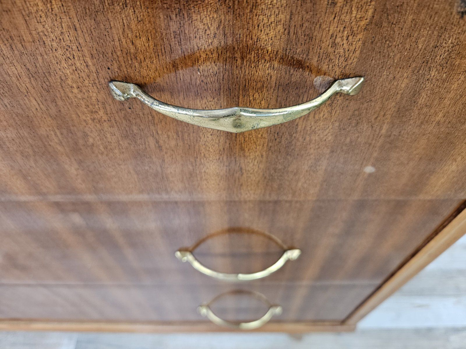 Mobilier Commode en noyer, intérieur doublé, poignées en laiton, 1950 photo