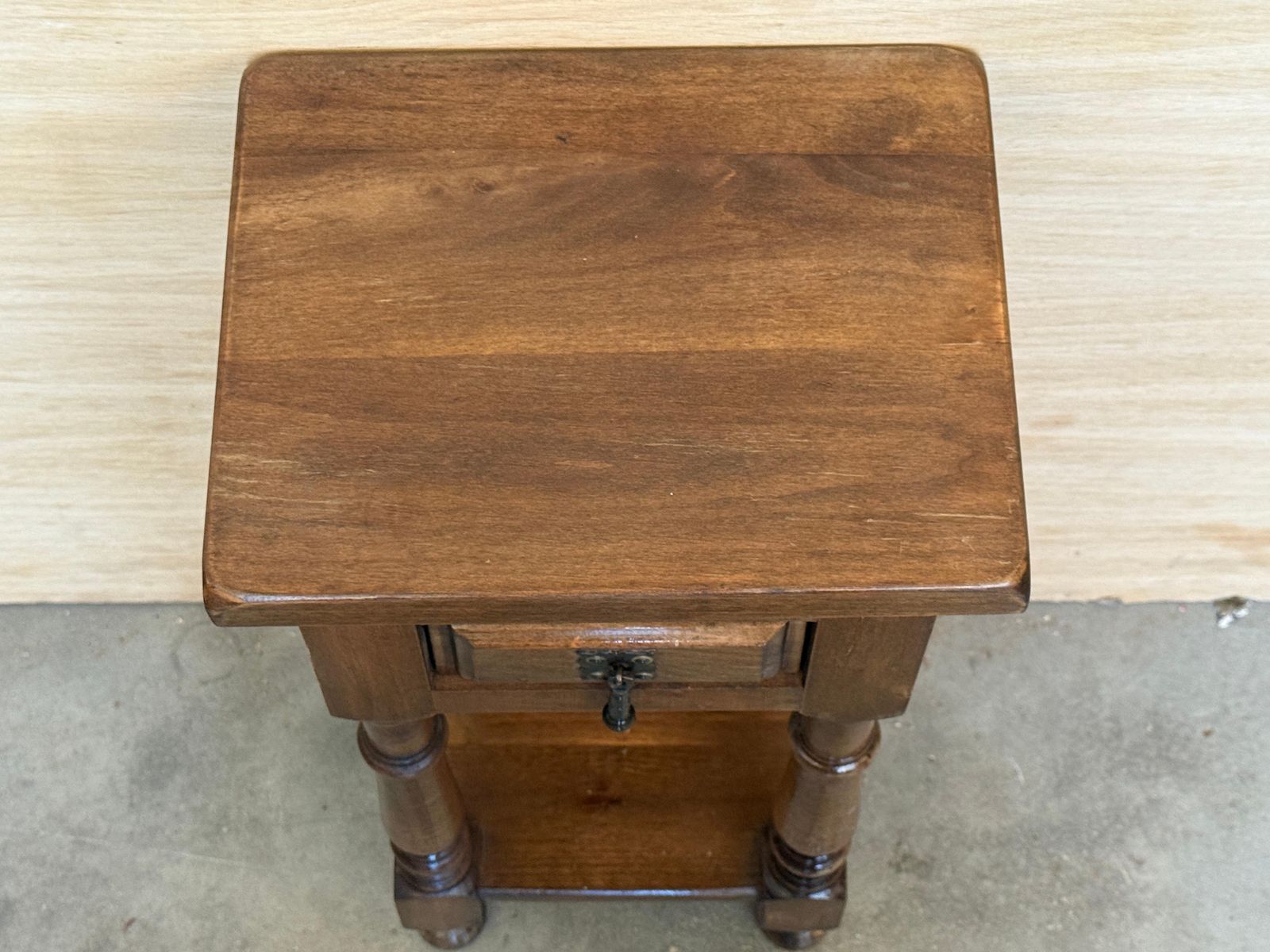 Tables de chevet d'époque espagnoles étroites en noyer, avec tiroir et étagère basse photo vintage