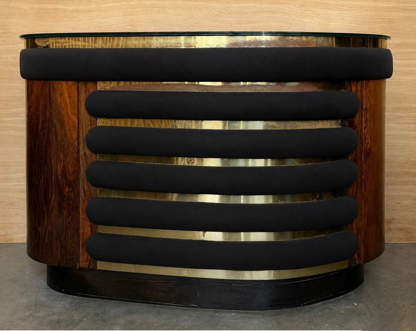 Cabinet bar Art déco incurvé, panneaux tapissés et accessoires en laiton photo for sale