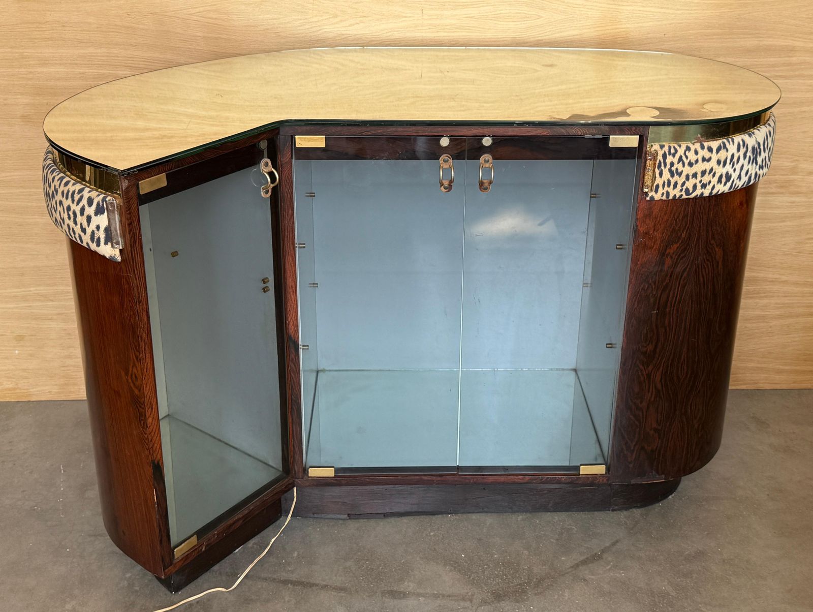 photo buy Cabinet bar Art déco incurvé, panneaux tapissés et accessoires en laiton