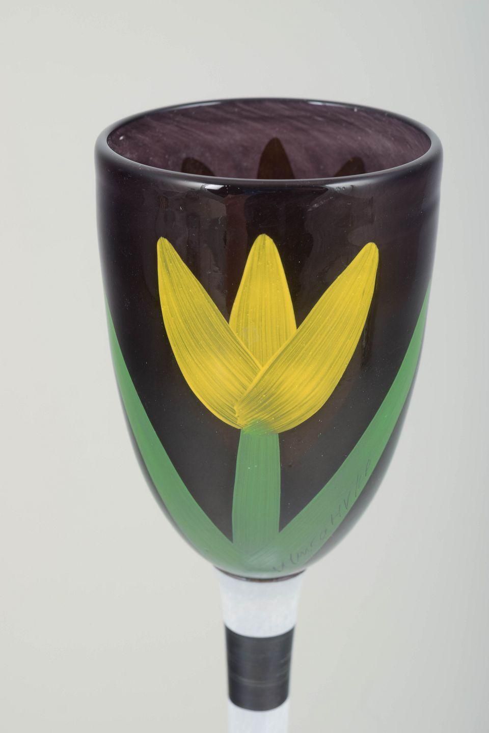 Ulrica Hydman Vallien voor Kosta Boda. Hoog wijnglas met bloemmotief, jaren 1990 photo furniture
