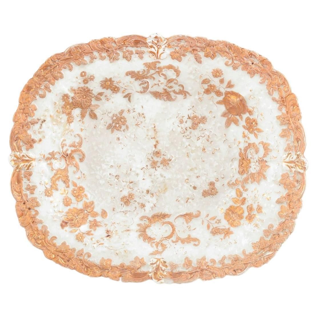 Meissen. Plat rectangulaire d'époque en porcelaine à décor rococo en relief. Vers 1890