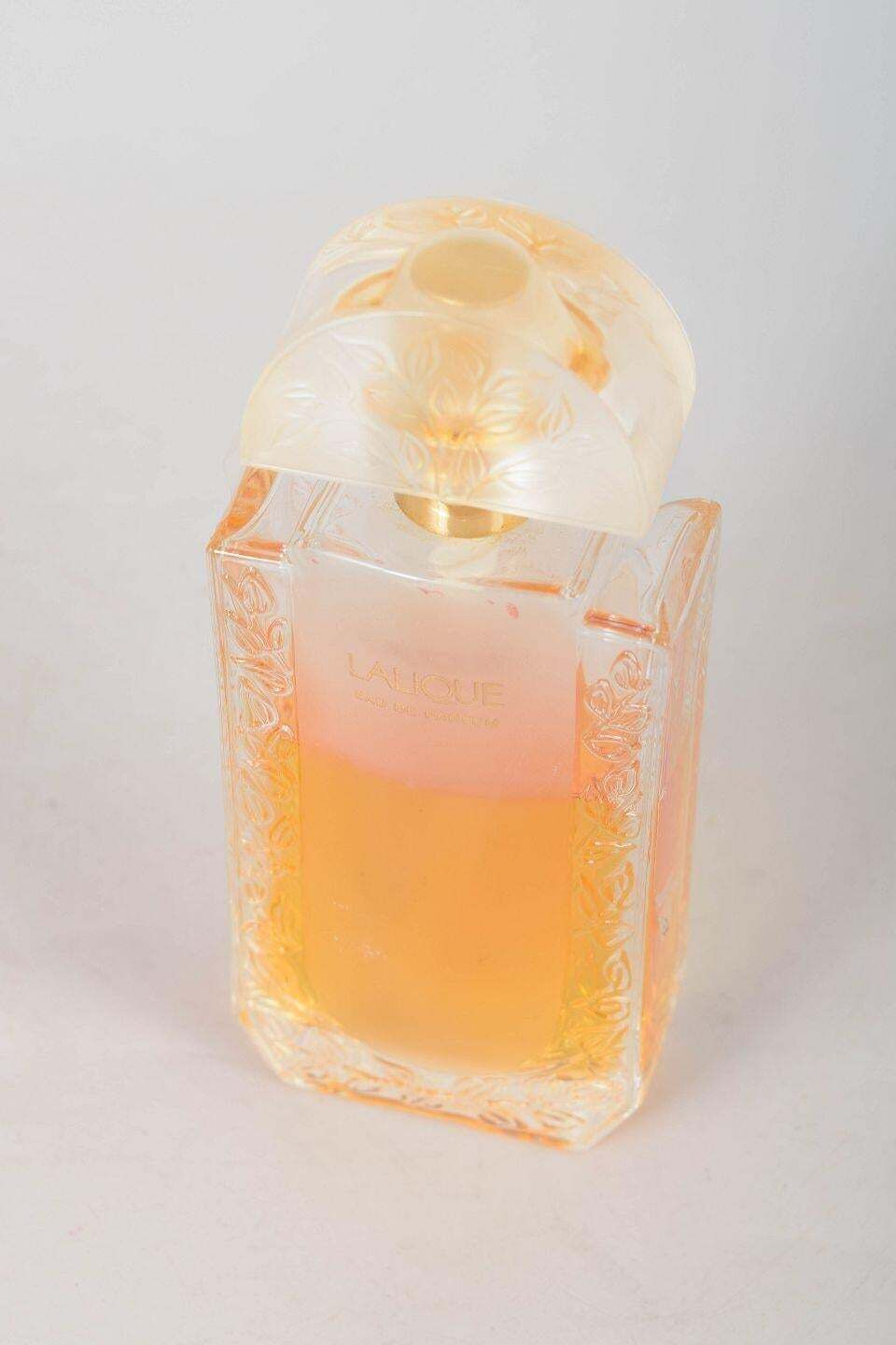 Lalique, France. Flacon de parfum en cristal. XXIe siècle. photo furniture