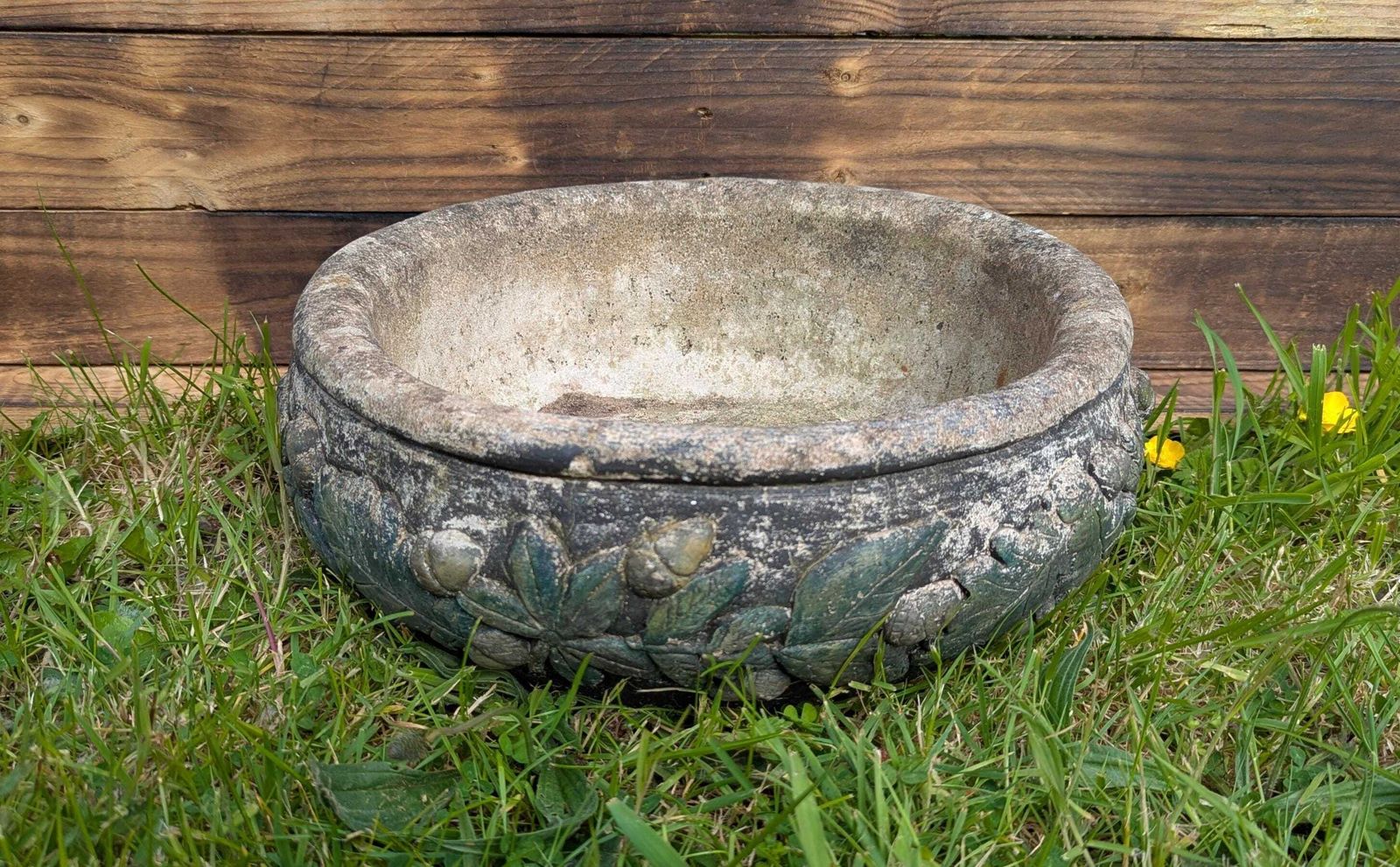 Jardinière d'époque en pierre, lourde, décor de glands photo for sale