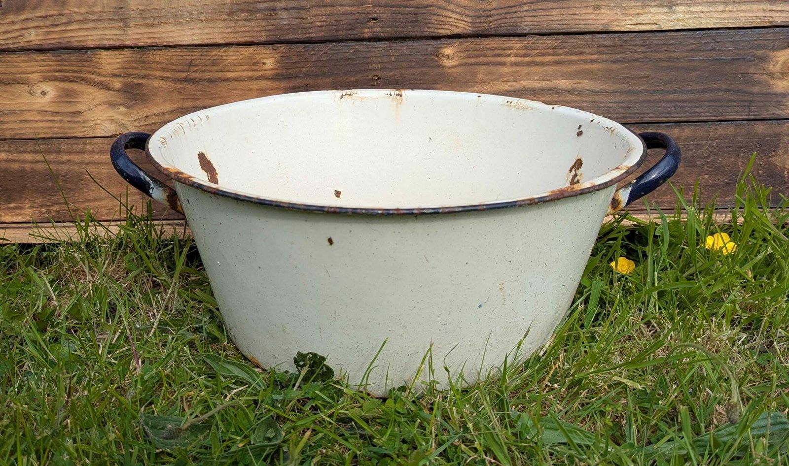 photo furniture Grote Blauw-witte Emaille Pot, Plantenbak