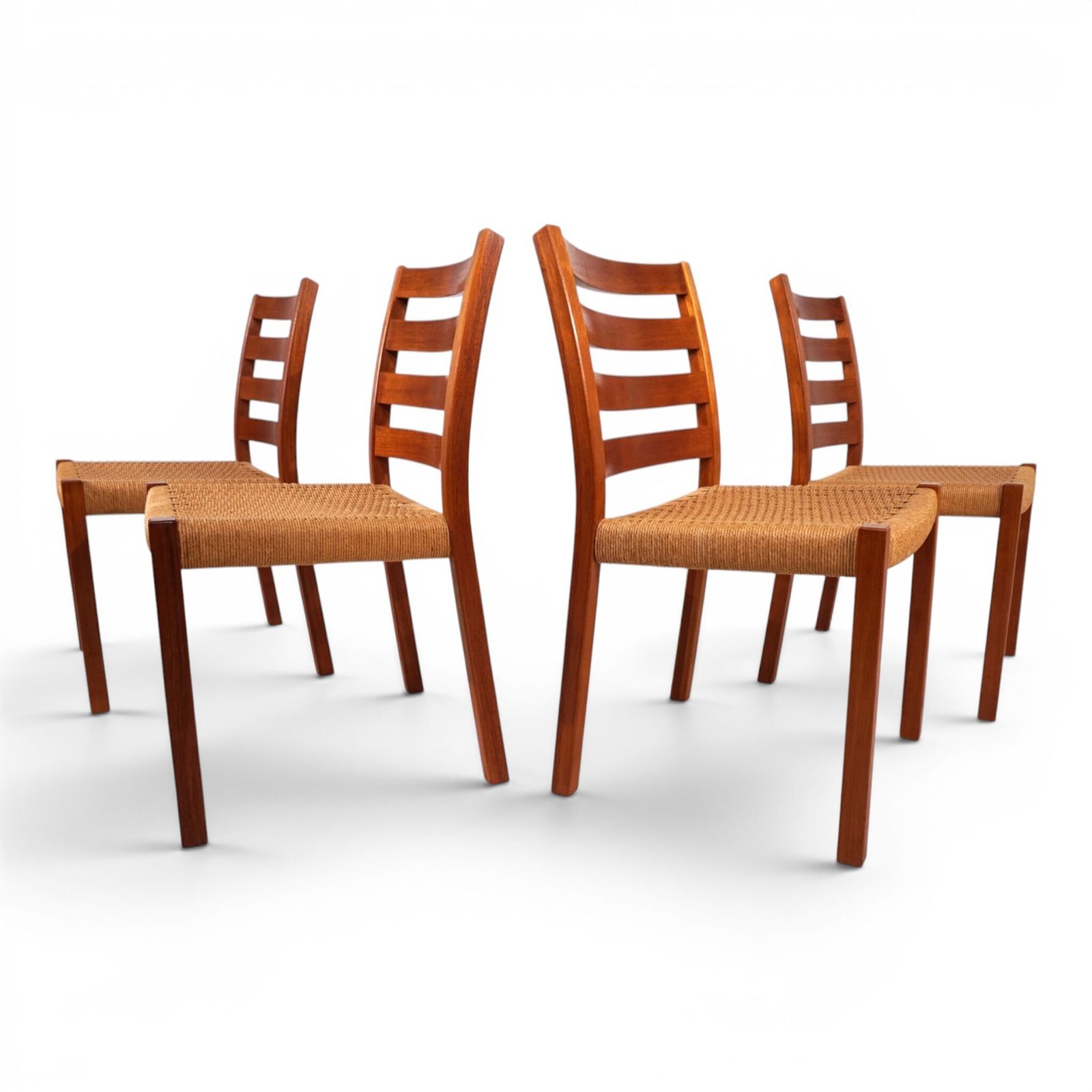 Niels Otto Møller Model 408, set van 4 teakhouten eetkamerstoelen met papercord bekleding voor J.L. Møllers, 1975