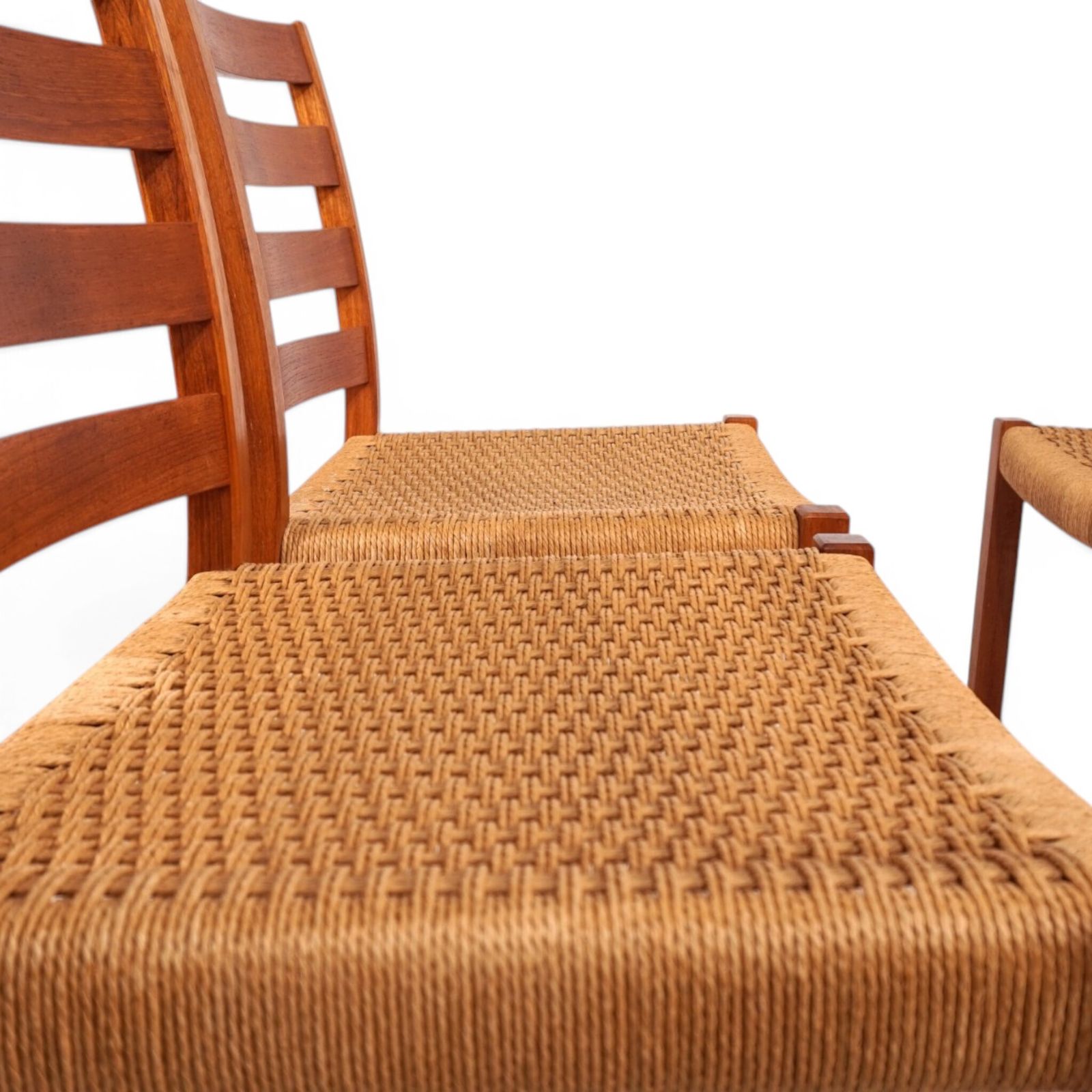 photo furniture Niels Otto Møller Model 408, set van 4 teakhouten eetkamerstoelen met papercord bekleding voor J.L. Møllers, 1975