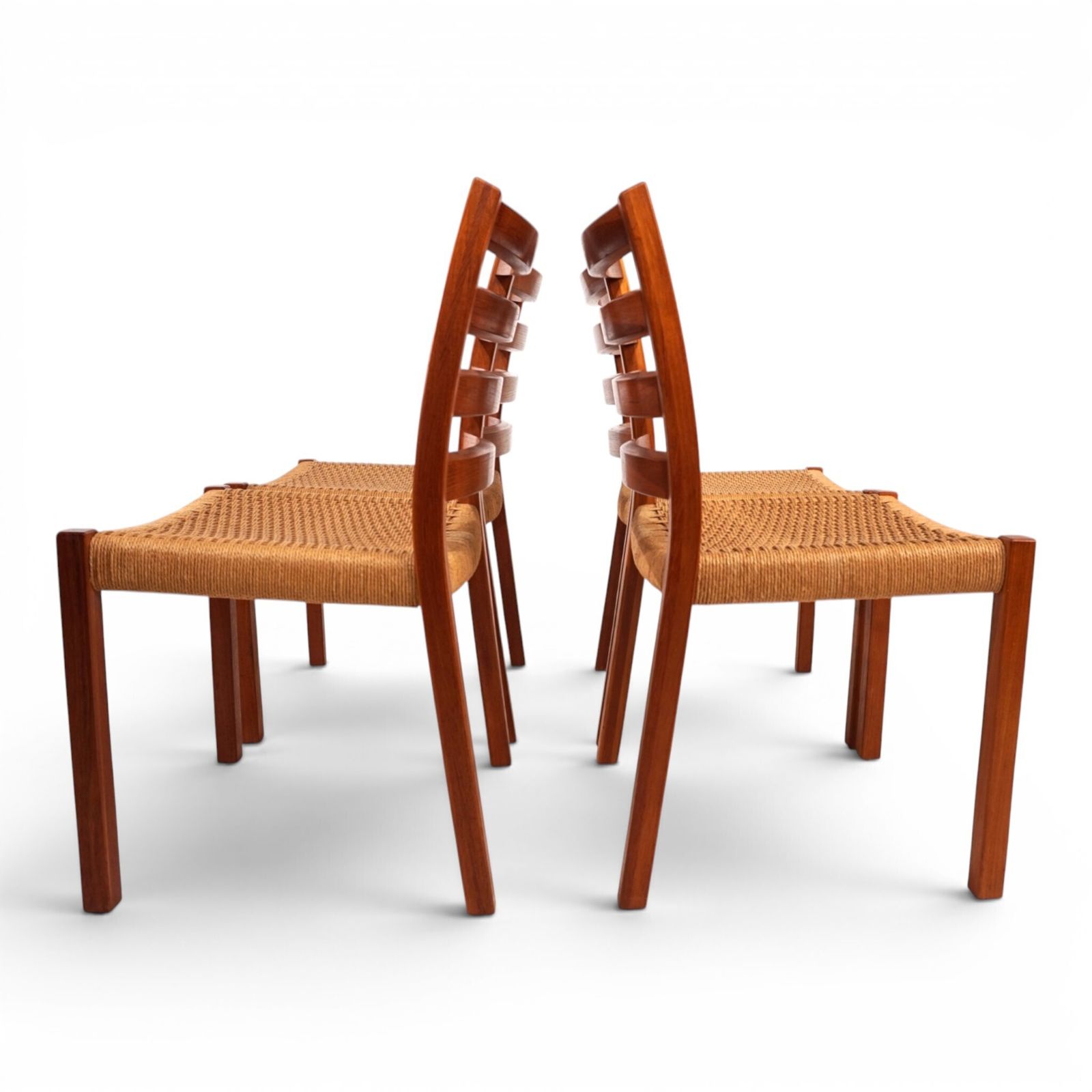 photo vinterior Niels Otto Møller Model 408, set van 4 teakhouten eetkamerstoelen met papercord bekleding voor J.L. Møllers, 1975