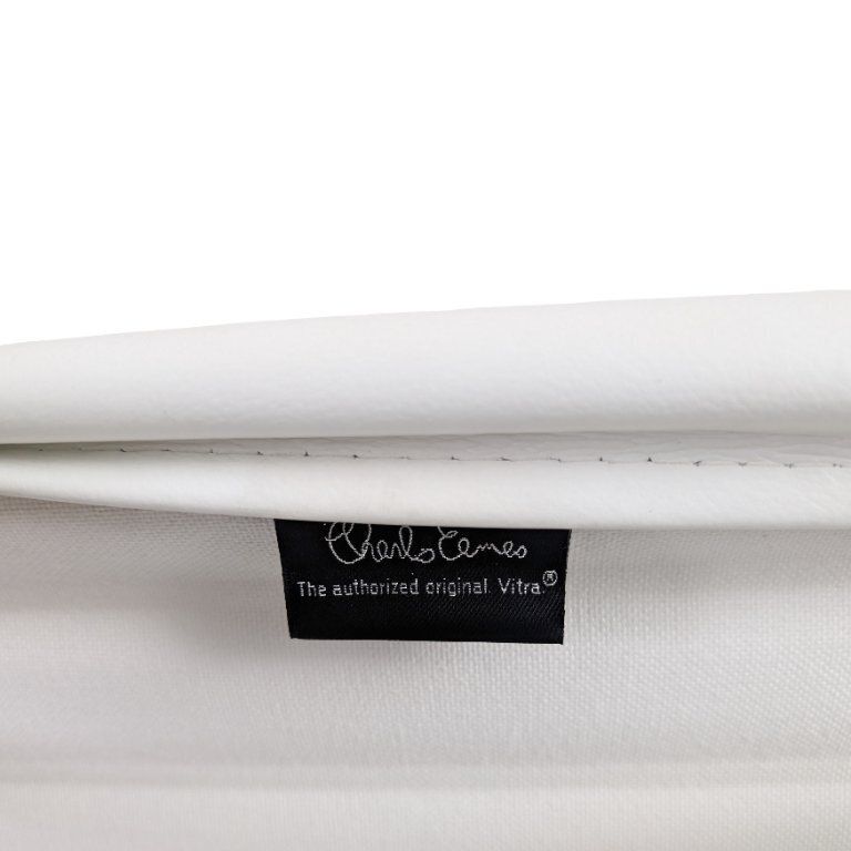photo furniture Vitra Charles & Ray Eames stoel EA 108, leer, wit/crème
