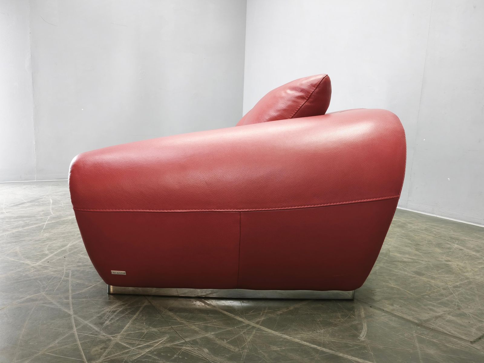 photo vinterior Italiaanse rode leren bank van Divanotti, Postmodern, jaren 1990