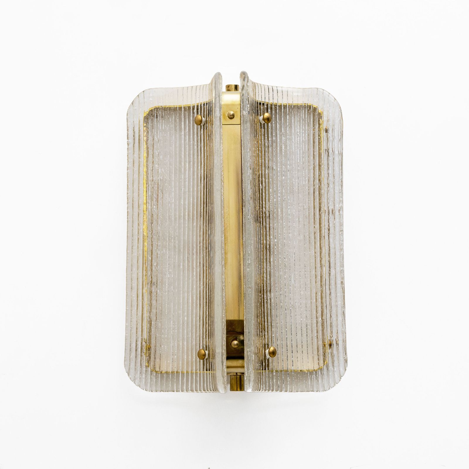Paar gebogen, heldere geribbelde Murano glazen en messing wandlampen photo furniture