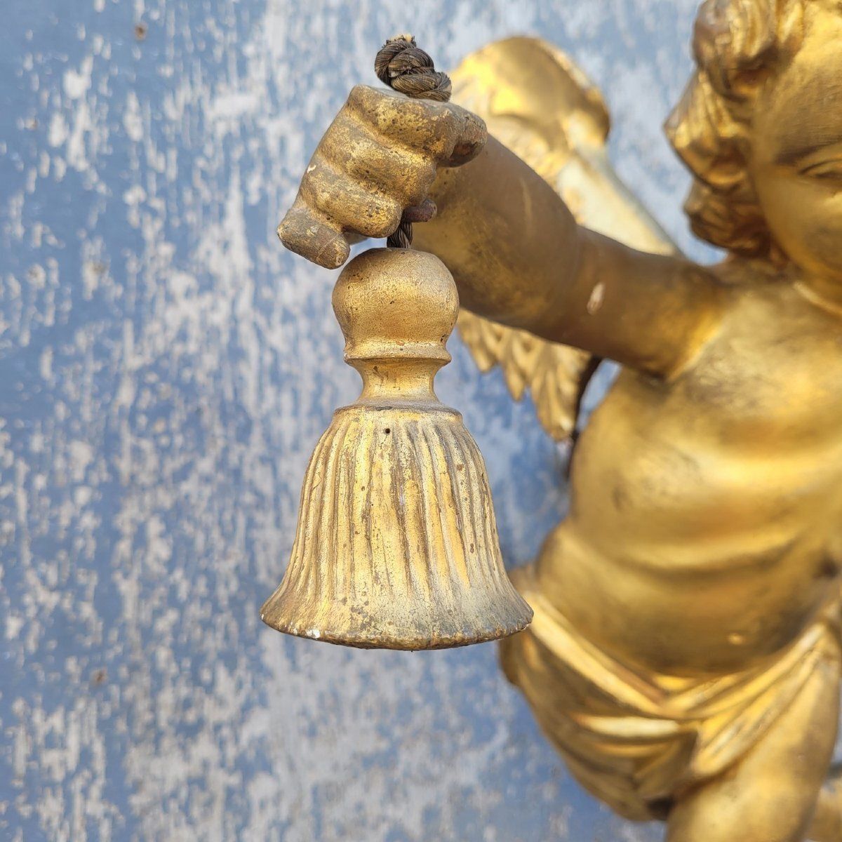 Verguld houten gevleugelde putto met lamp, Italië, 19e eeuw photo vintage