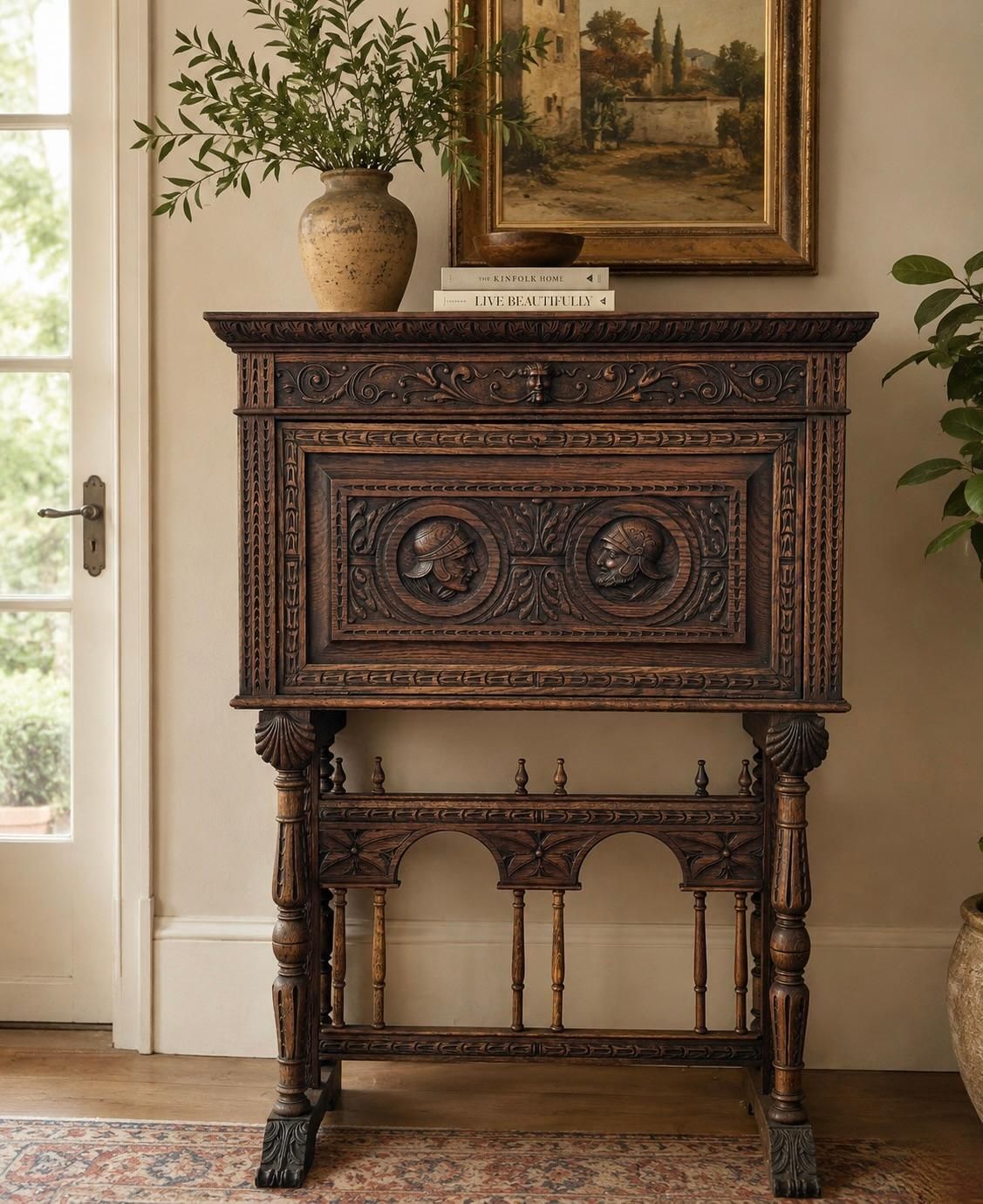 Cabinet d'époque Renaissance Revival en chêne sculpté à la main avec médaillons photo furniture