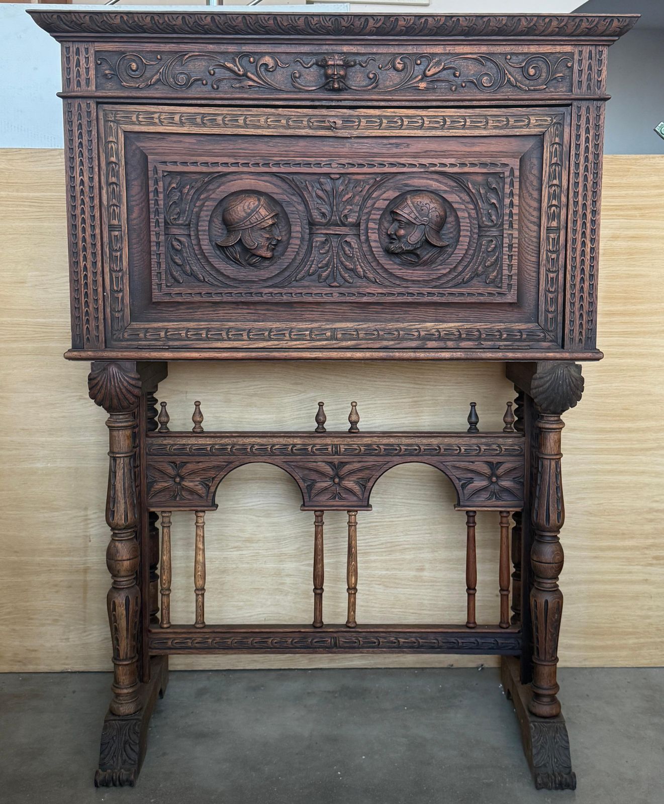 Cabinet d'époque Renaissance Revival en chêne sculpté à la main avec médaillons photo Mobilier