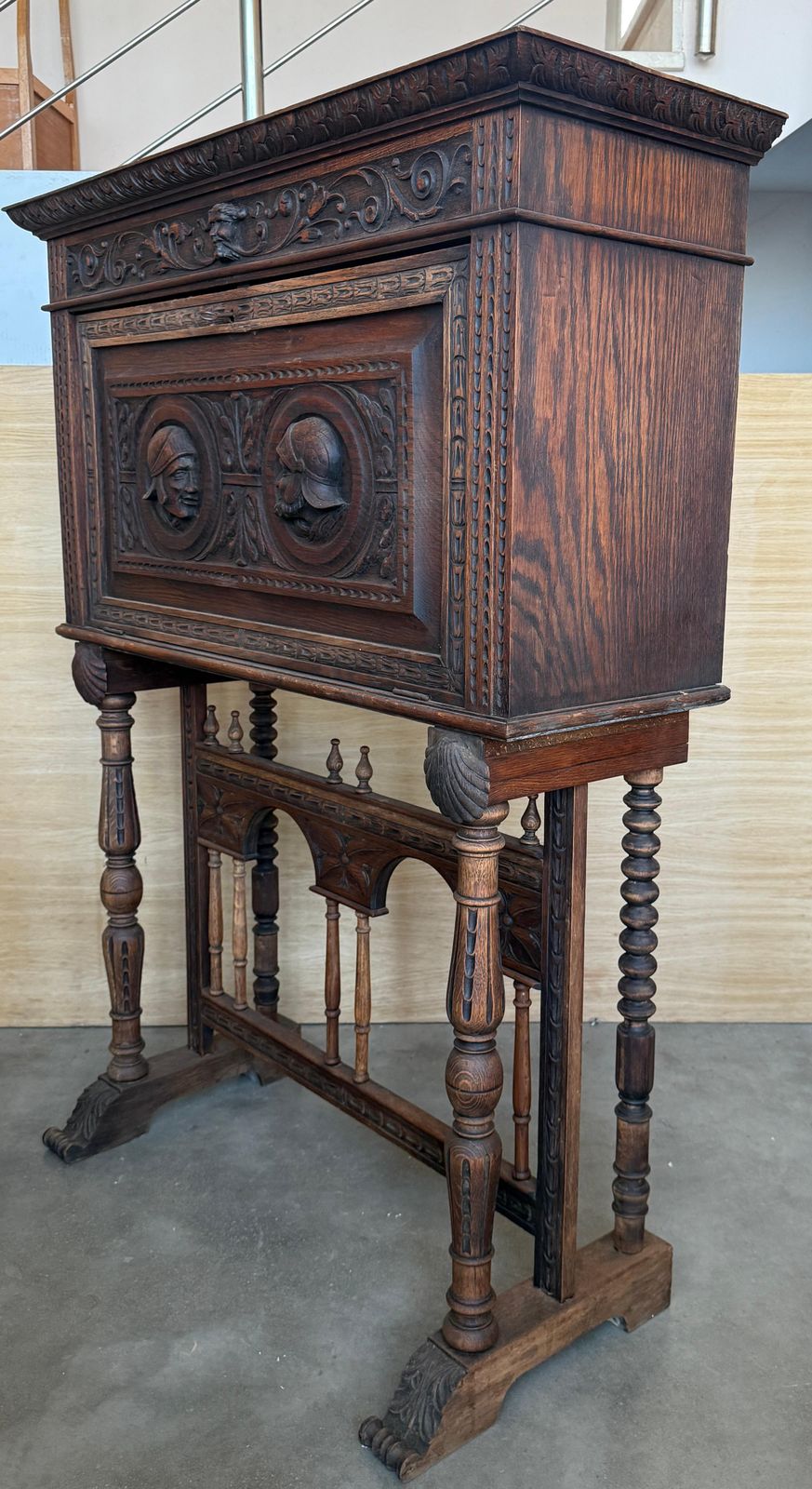 Cabinet d'époque Renaissance Revival en chêne sculpté à la main avec médaillons photo 5089.0