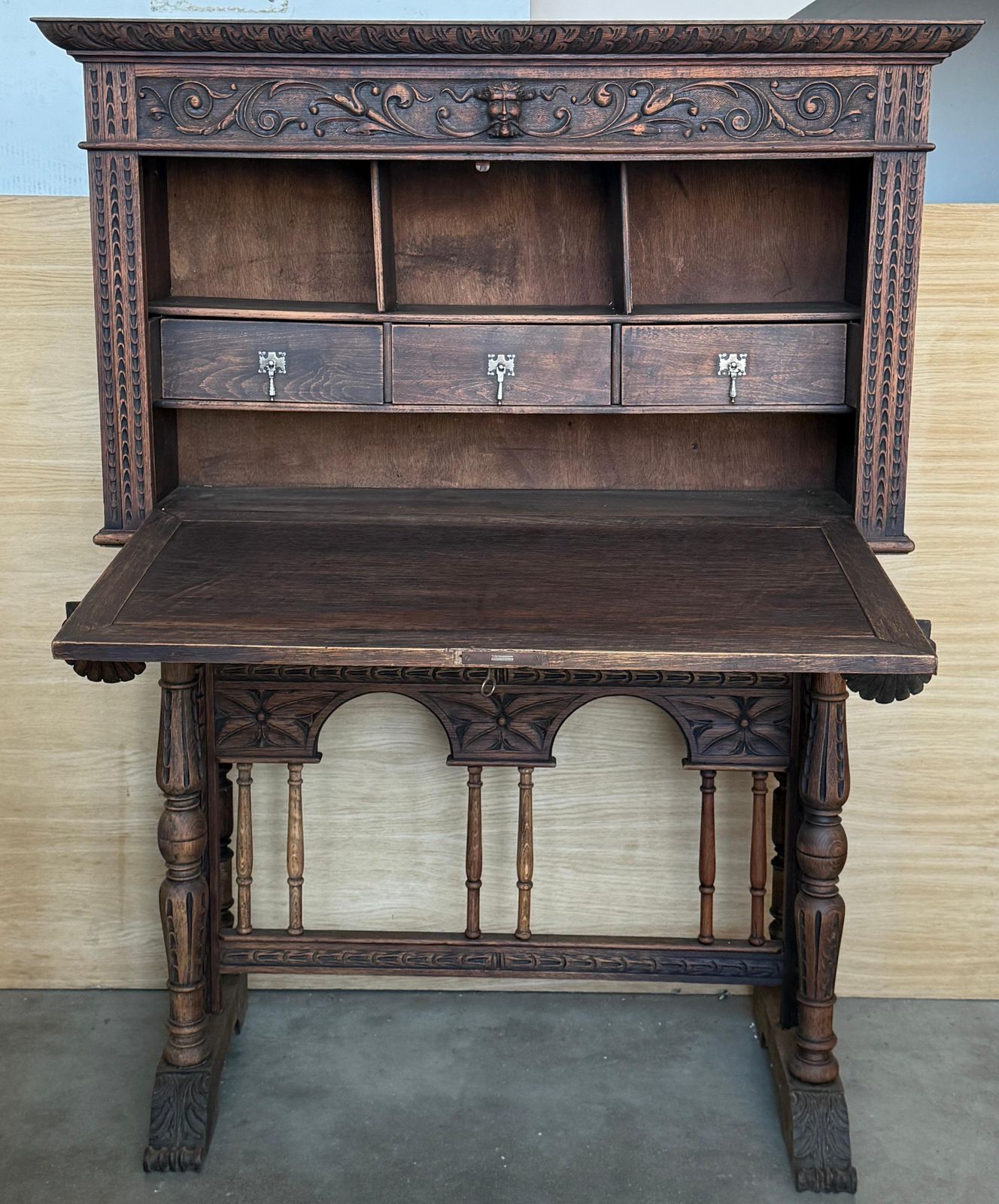 Cabinet d'époque Renaissance Revival en chêne sculpté à la main avec médaillons photo vinterior