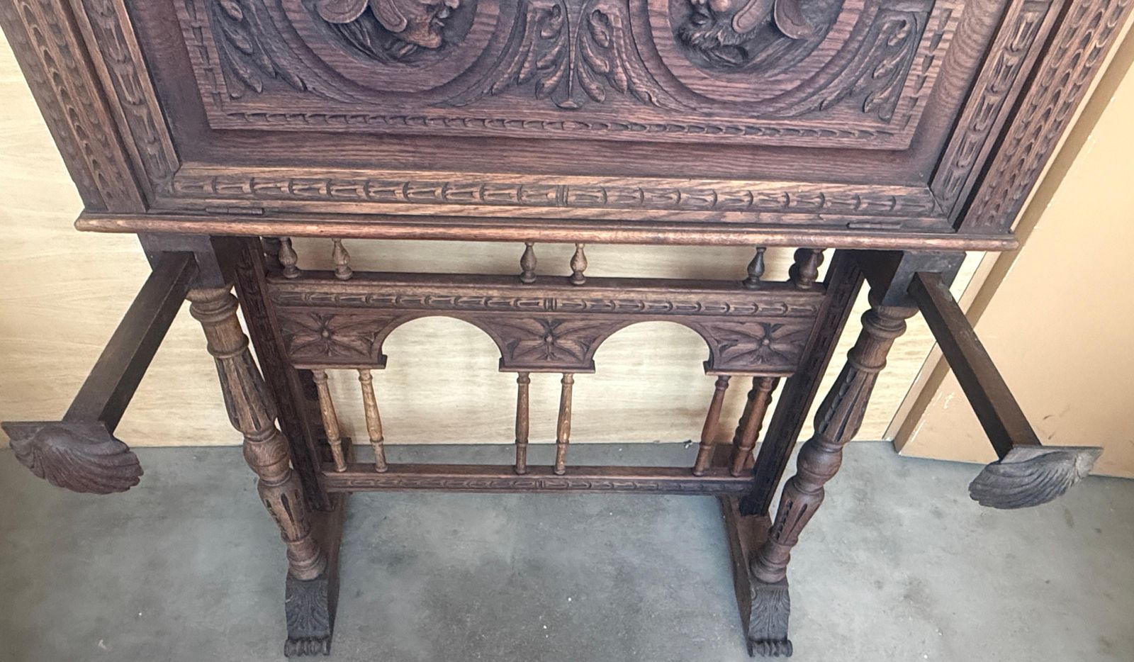 Cabinet d'époque Renaissance Revival en chêne sculpté à la main avec médaillons photo buy