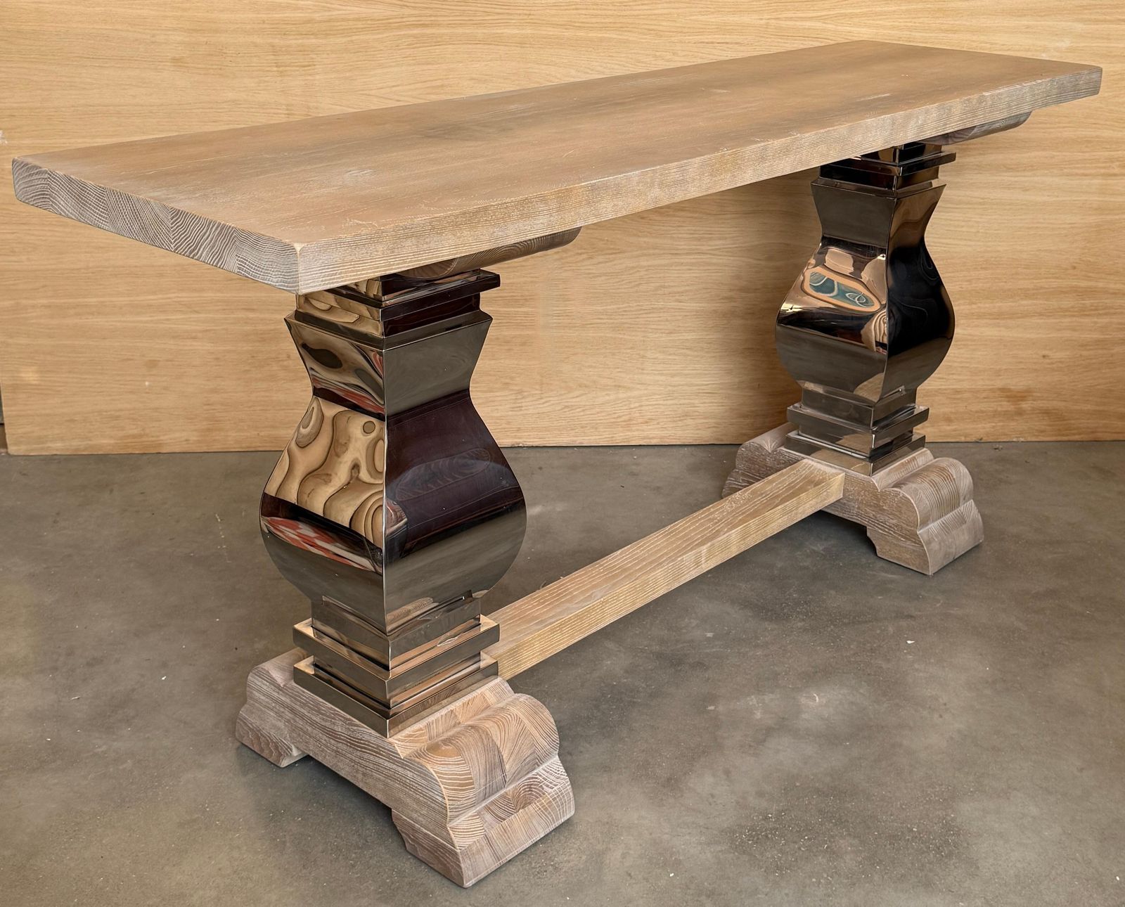 Table à manger moderne en bois massif, pieds centraux en métal poli sculpturaux photo vinterior