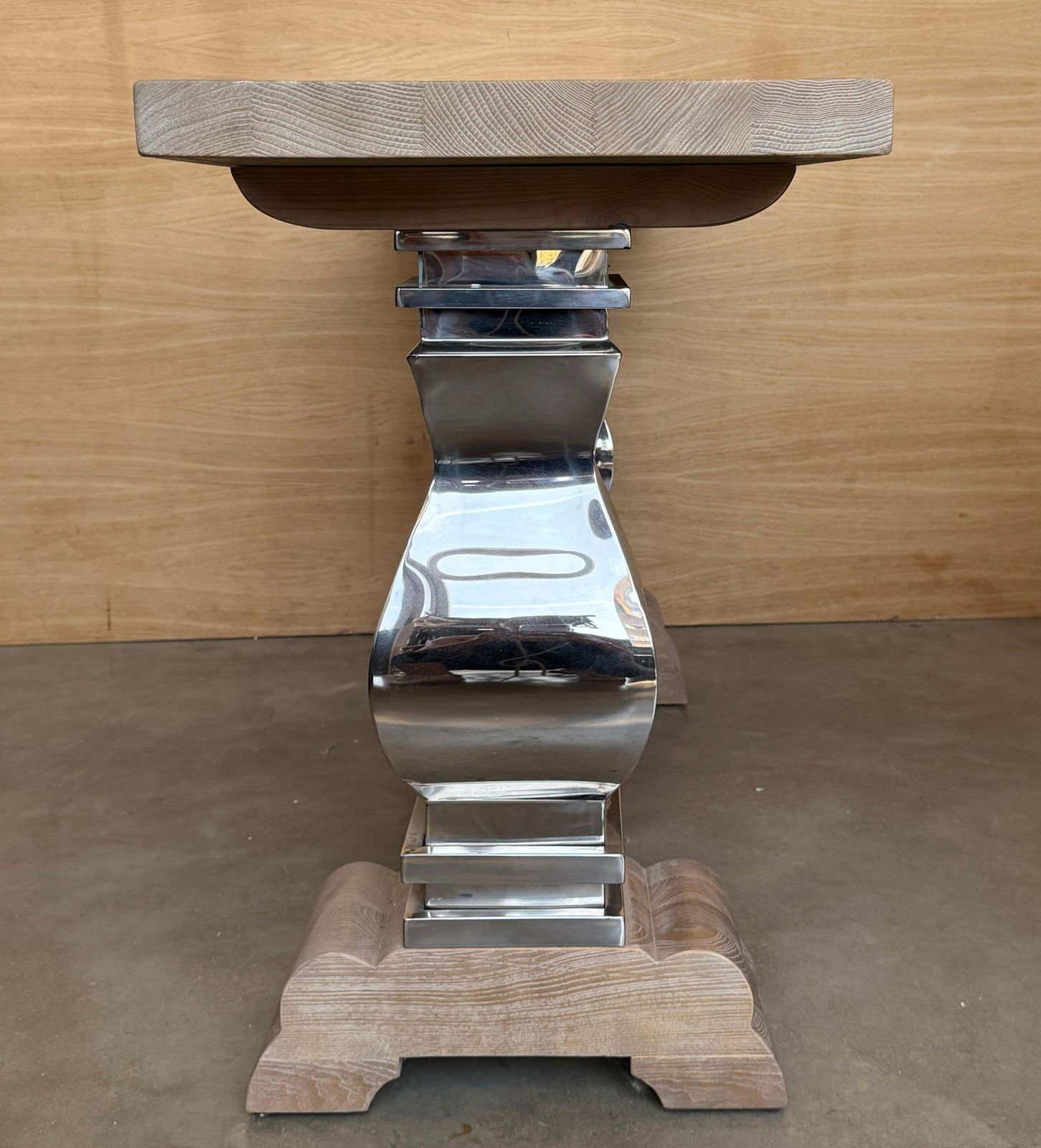 Table à manger moderne en bois massif, pieds centraux en métal poli sculpturaux photo vintage