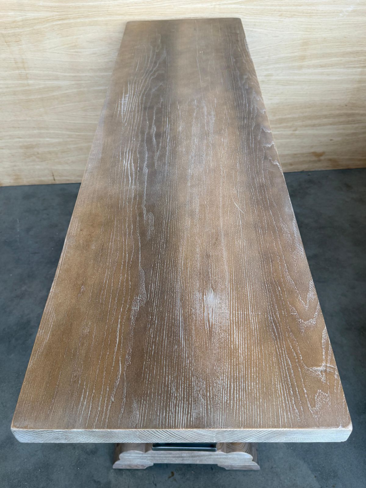 Mobilier Table à manger moderne en bois massif, pieds centraux en métal poli sculpturaux photo