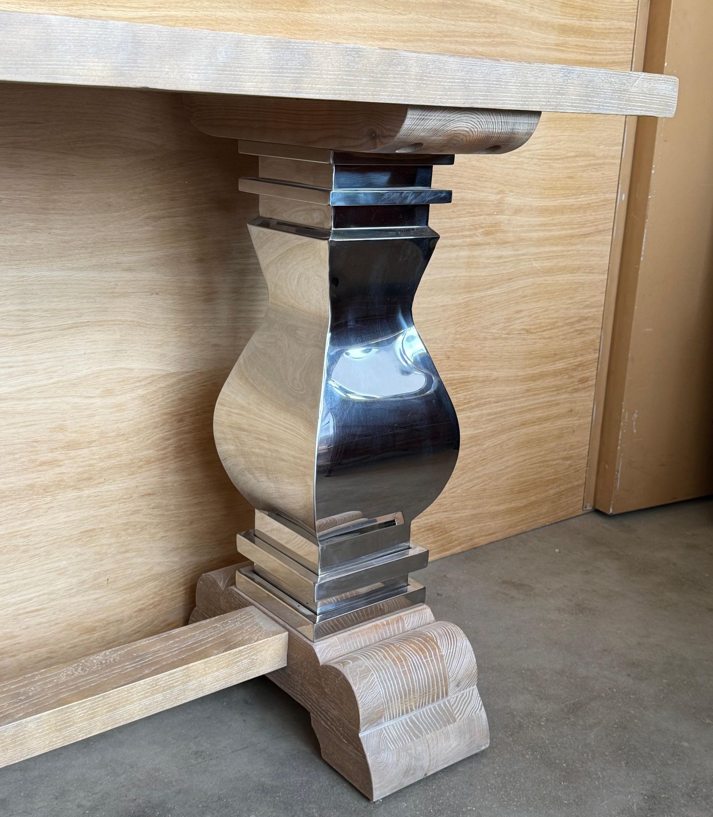 2532.0 Table à manger moderne en bois massif, pieds centraux en métal poli sculpturaux photo