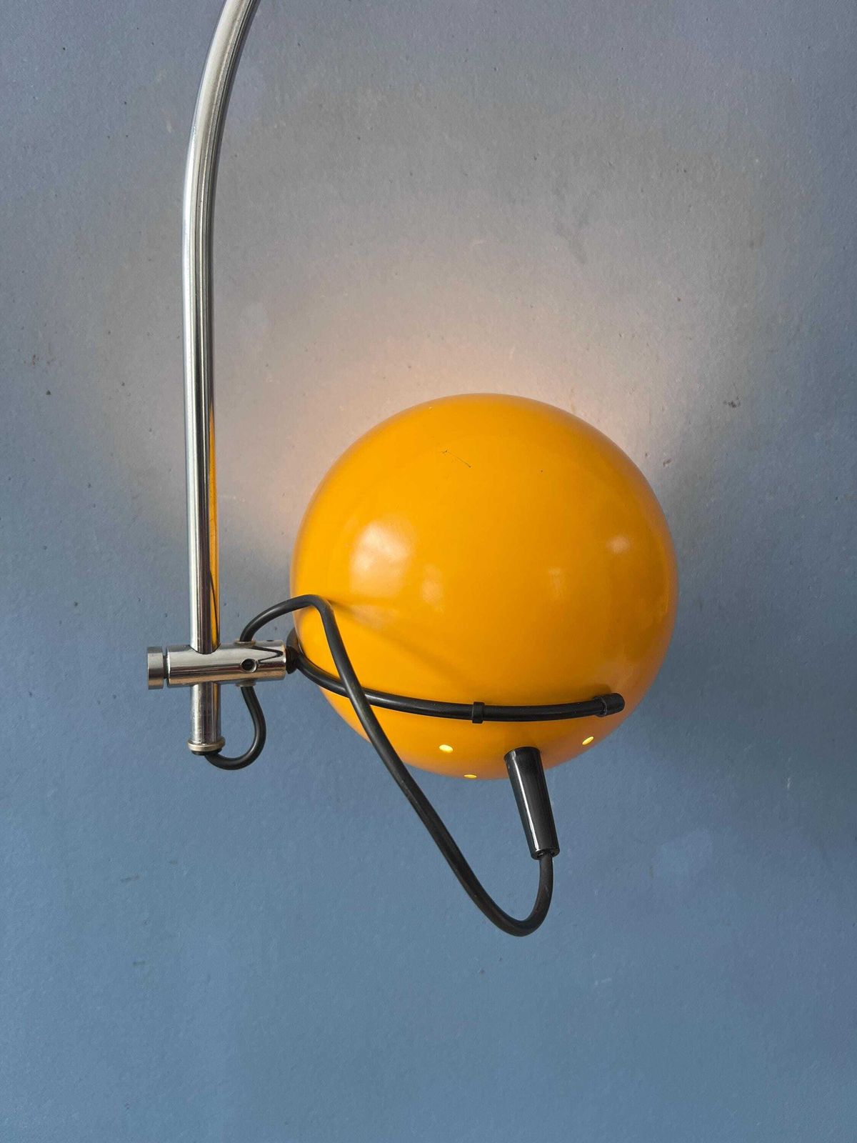 Vintage Gele Herda Mid-Century Booglamp met Eyeball Wandlamp photo vinterior