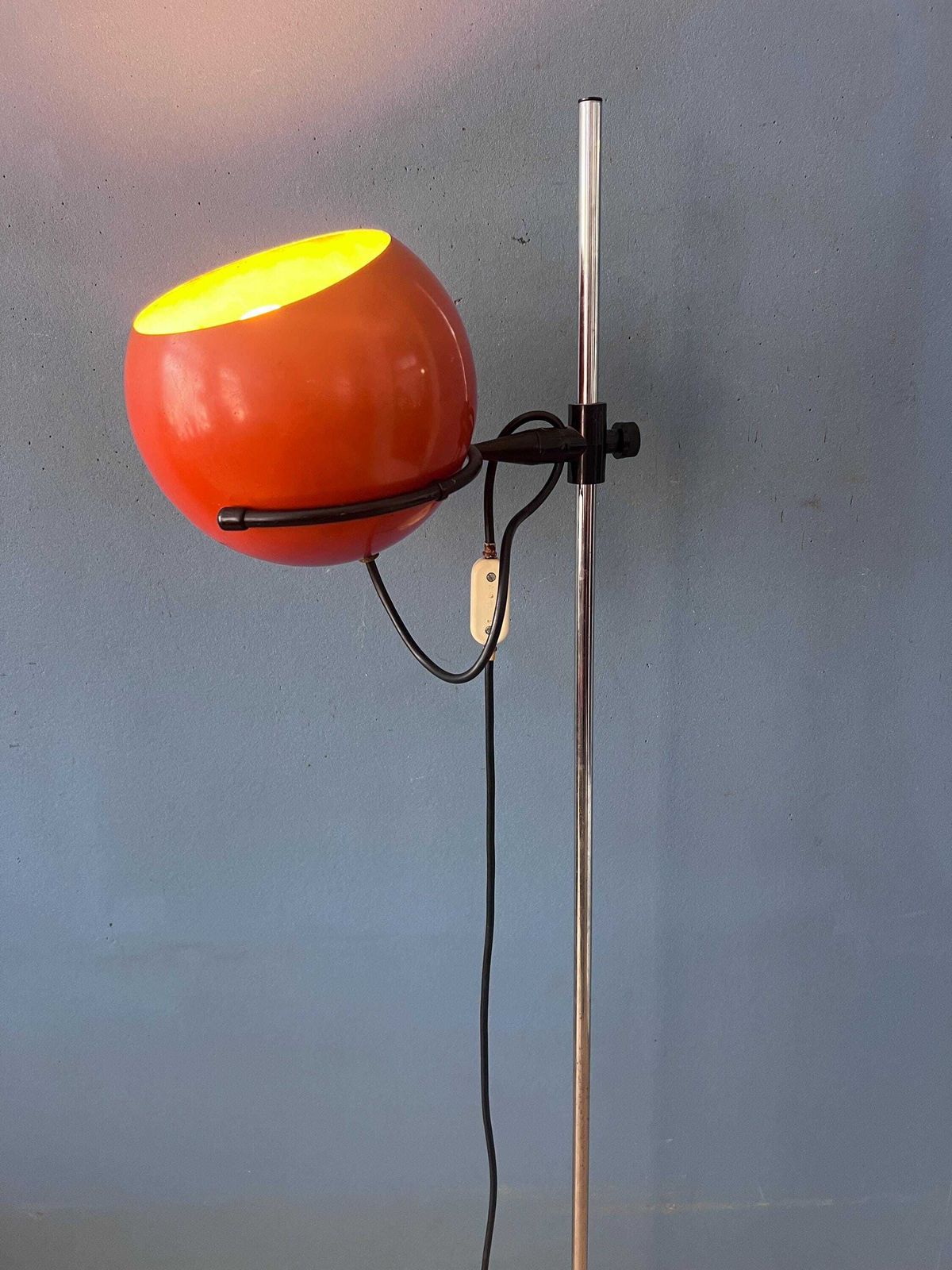 Mid-Century Oranje Eyeball Vloerlamp photo for sale