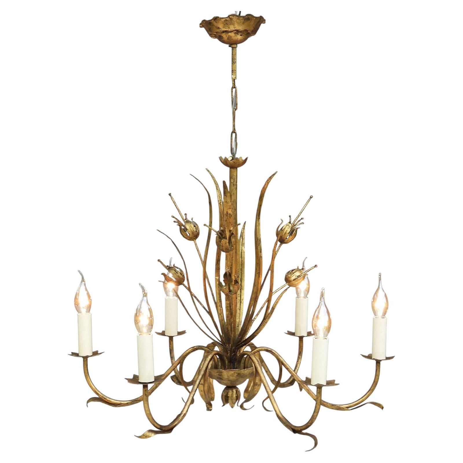 Mid-Century Spaanse vergulde tôle botanische kroonluchter met zes lichtpunten, ca. jaren 1950