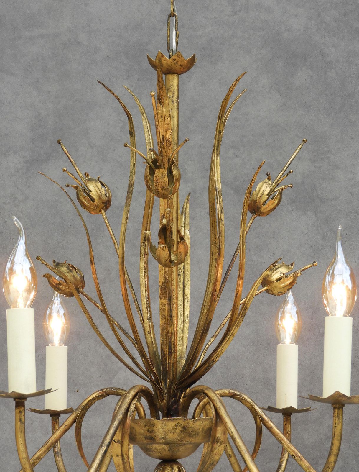 photo furniture Mid-Century Spaanse vergulde tôle botanische kroonluchter met zes lichtpunten, ca. jaren 1950