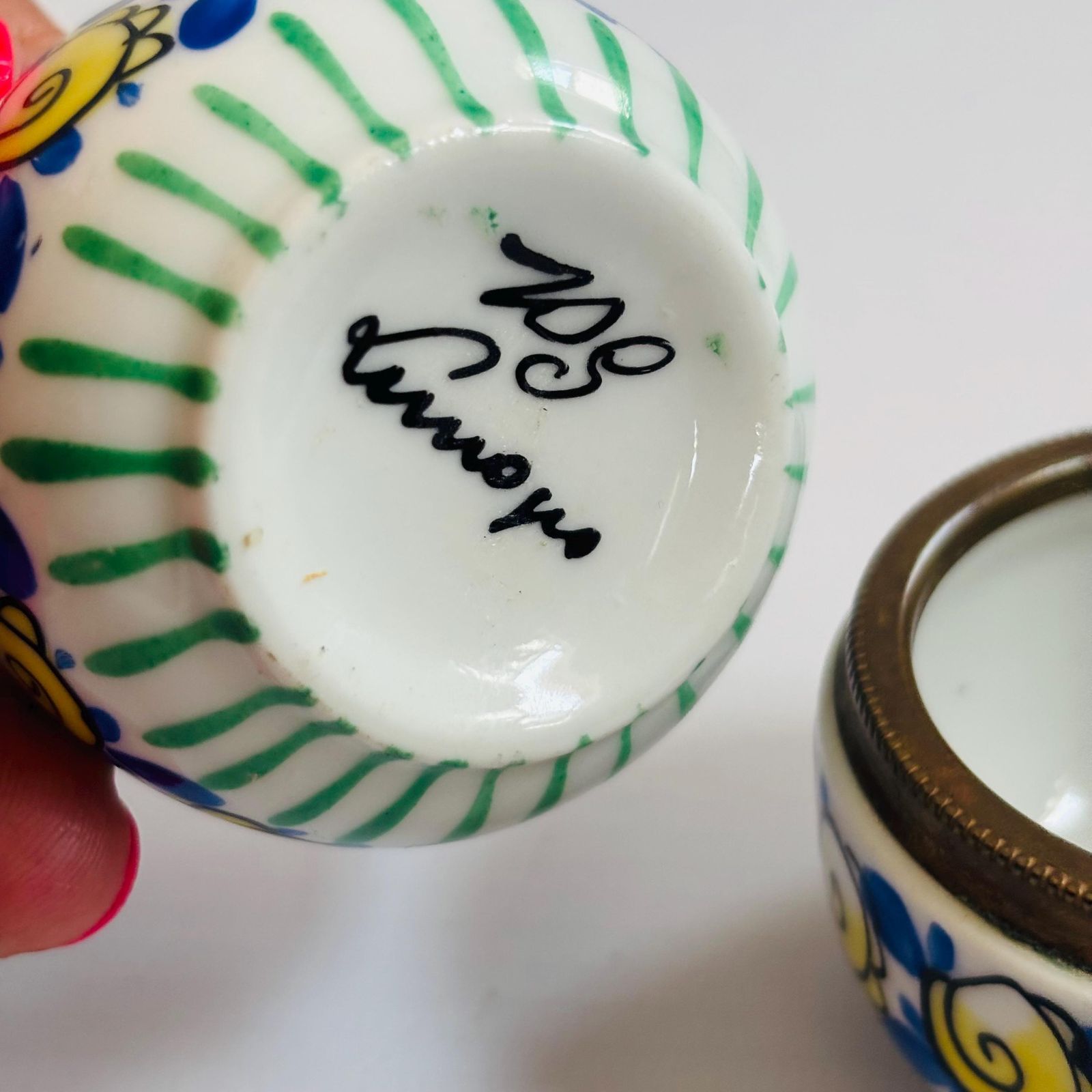 photo for sale Rare paire de salières en porcelaine de Limoges peintes à la main, mid-century (signées « Bg »)