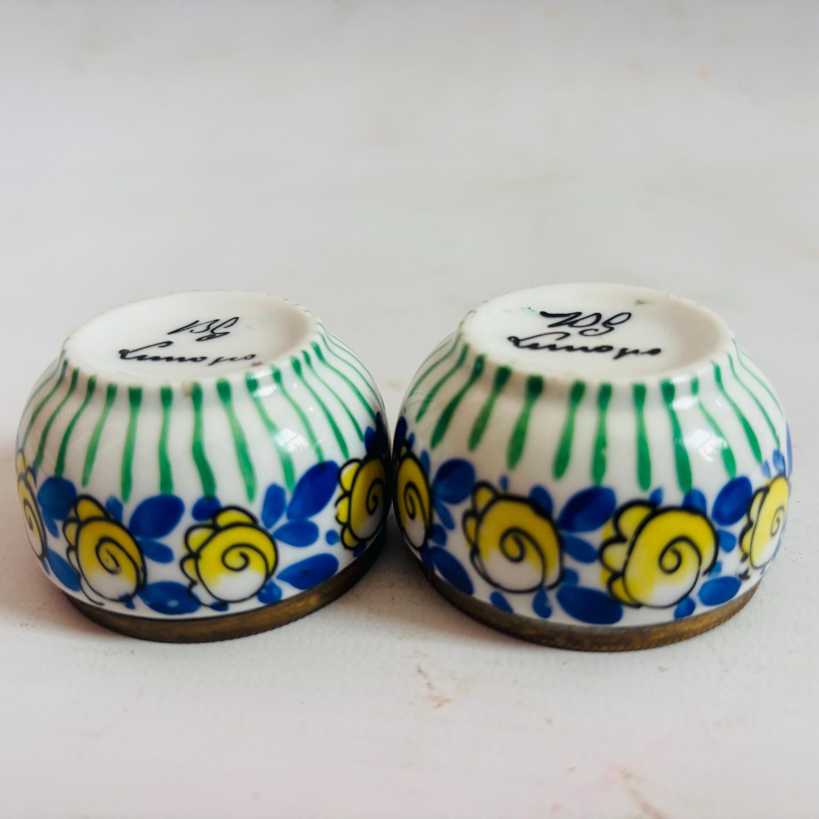 photo buy Rare paire de salières en porcelaine de Limoges peintes à la main, mid-century (signées « Bg »)