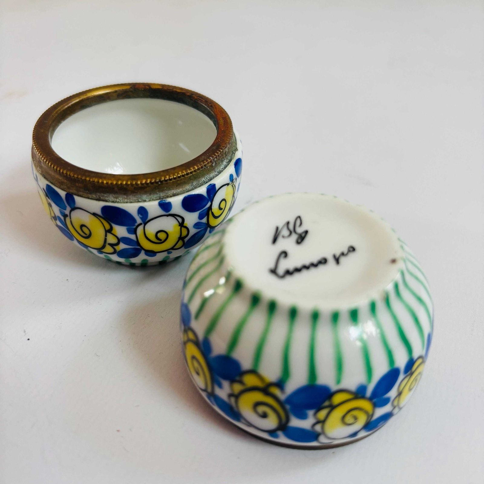 photo vintage Rare paire de salières en porcelaine de Limoges peintes à la main, mid-century (signées « Bg »)