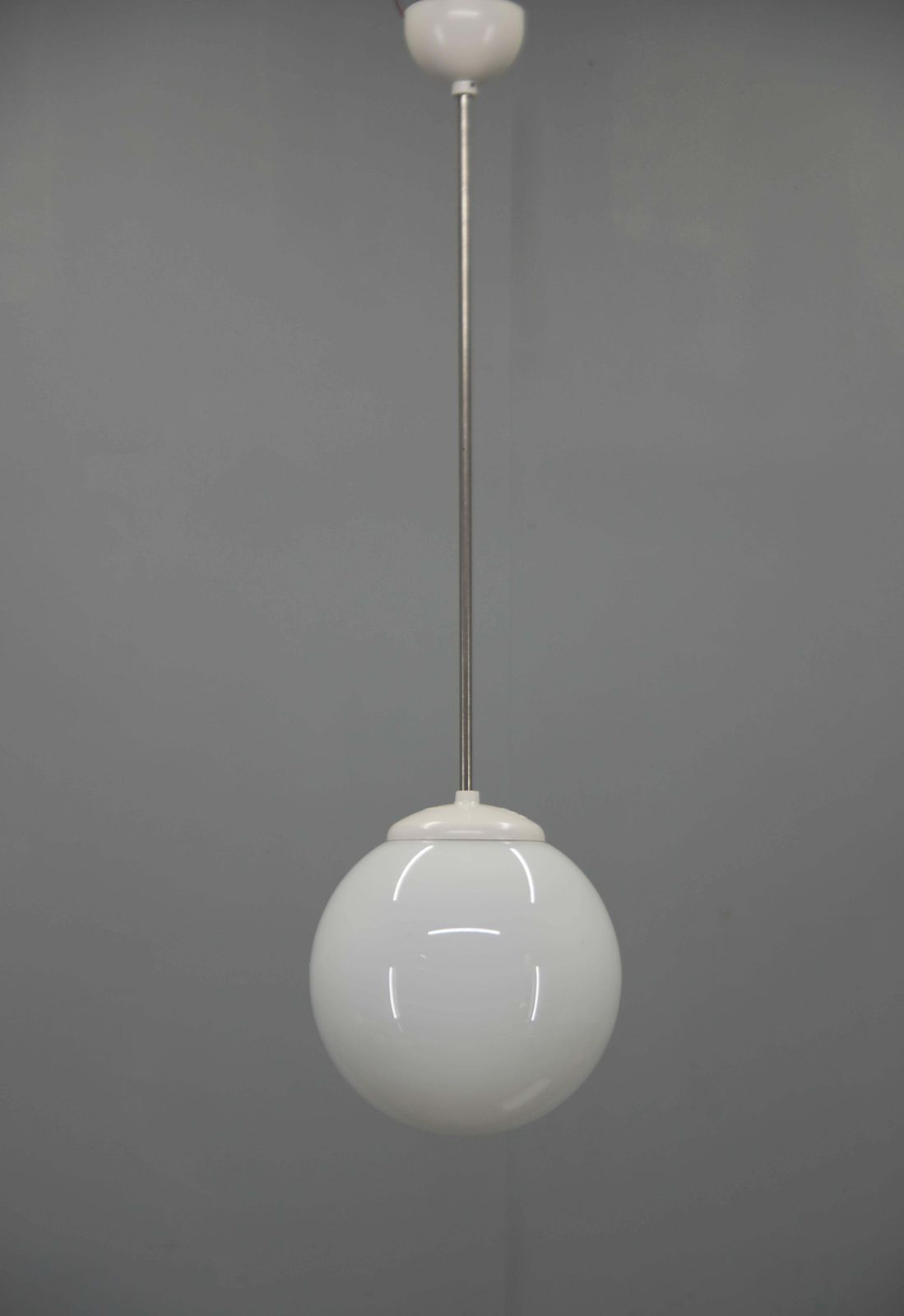 Suspension en verre opaline globe, années 1940, lampe de plafond vintage, recâblée photo furniture