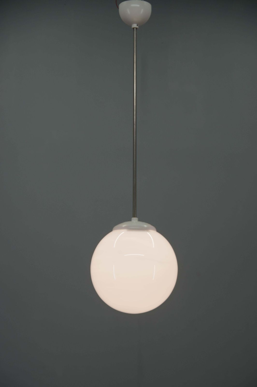 Suspension en verre opaline globe, années 1940, lampe de plafond vintage, recâblée photo Luminaires