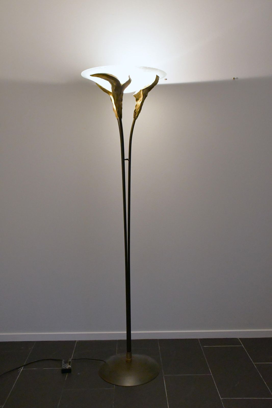 photo buy Grote Franse art deco stijl vloerlamp met matglazen kap door Montauban, jaren 1980