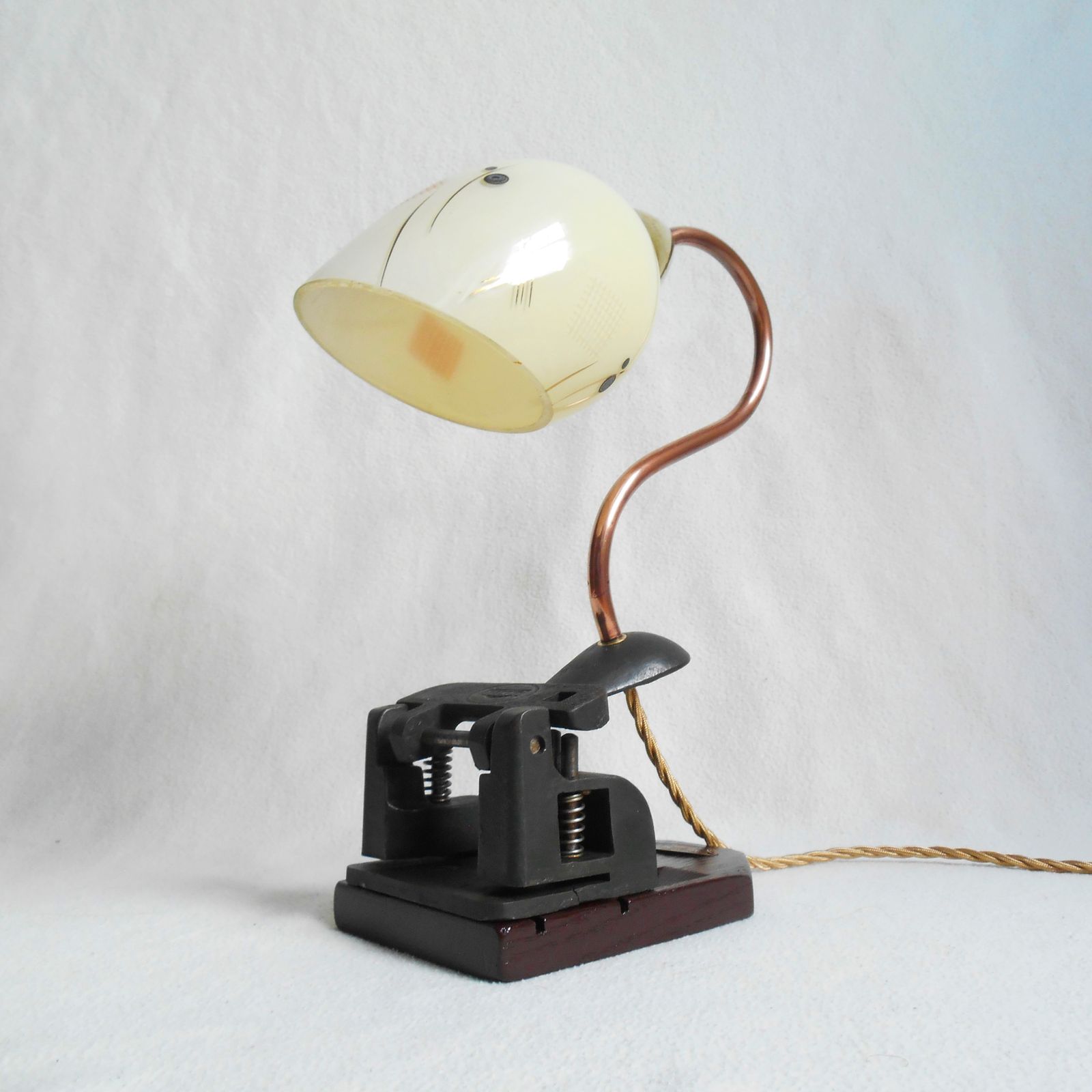 Lampe de bureau vintage réalisée à partir d'une perforatrice en fonte
