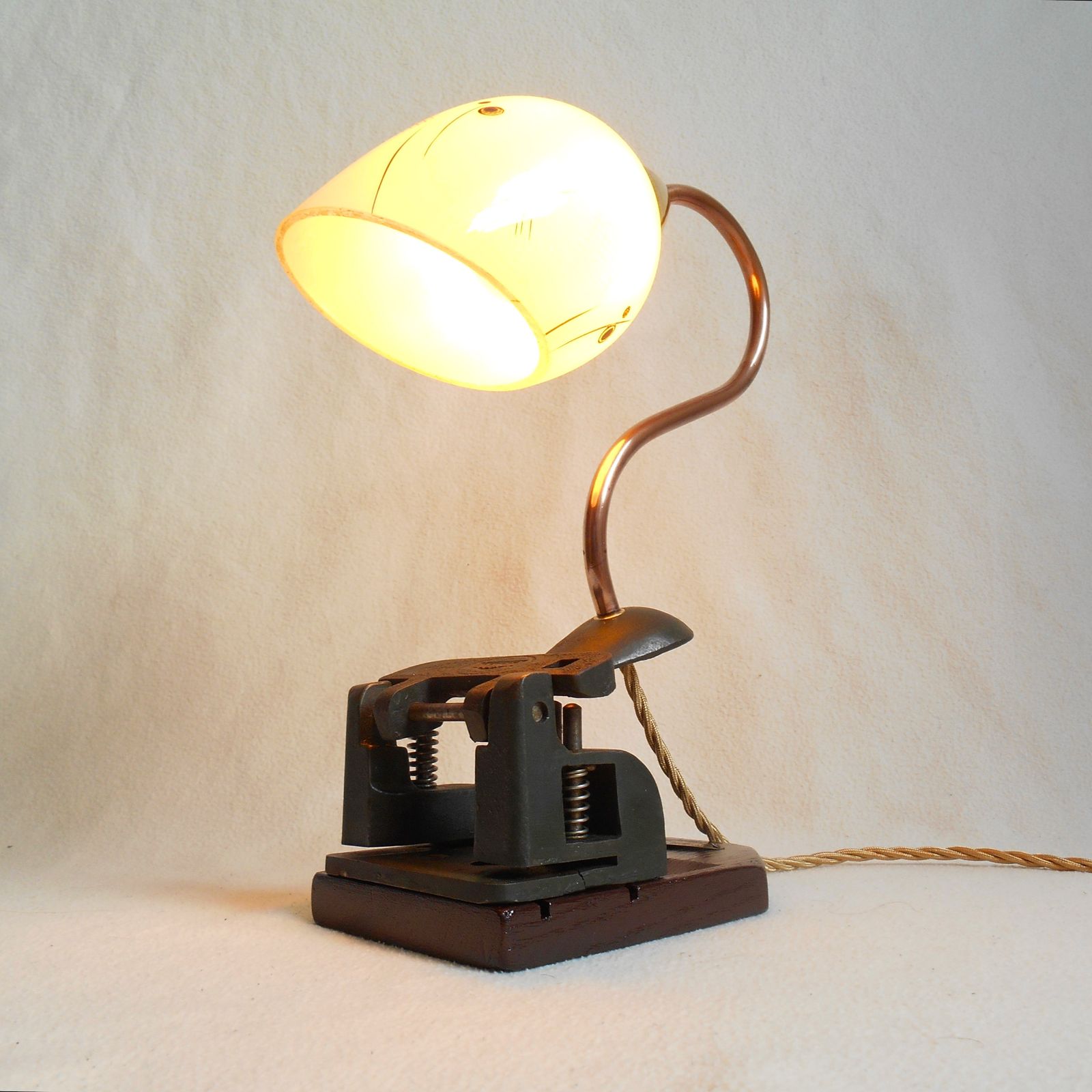 Lampe de bureau vintage réalisée à partir d'une perforatrice en fonte photo vinterior