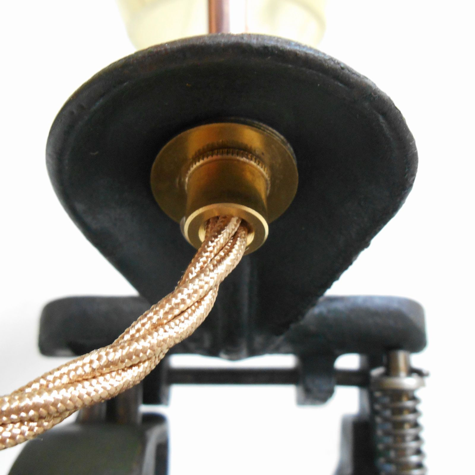 225.0 Lampe de bureau vintage réalisée à partir d'une perforatrice en fonte photo