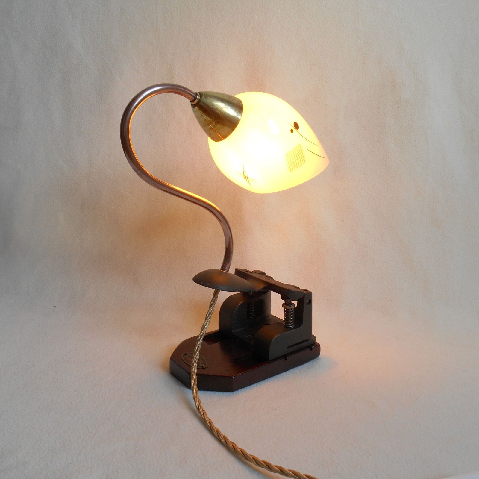 photo vintage Lampe de bureau vintage réalisée à partir d'une perforatrice en fonte