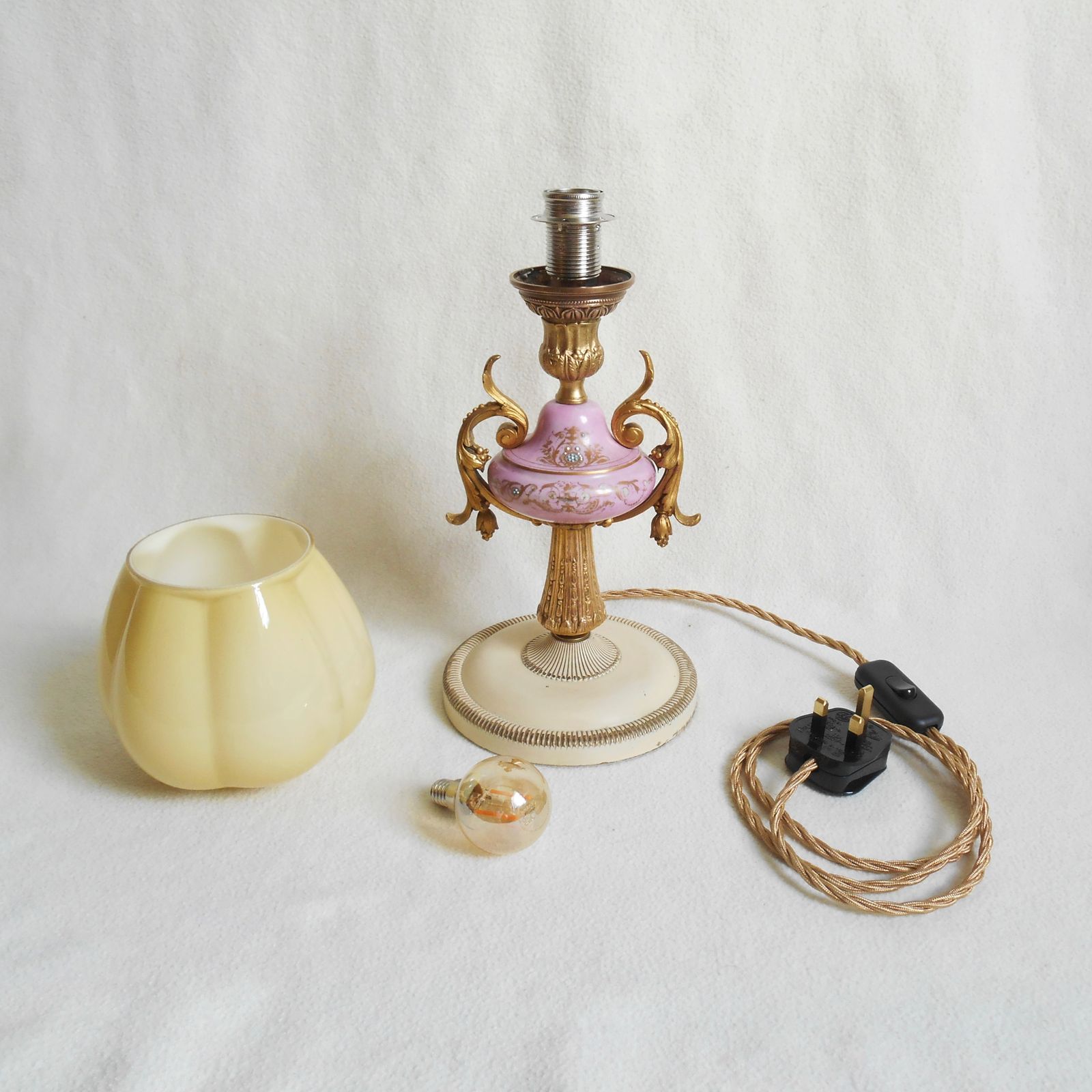 Lampe de table d'époque rose et dorée, abat-jour en verre opaline photo Luminaires