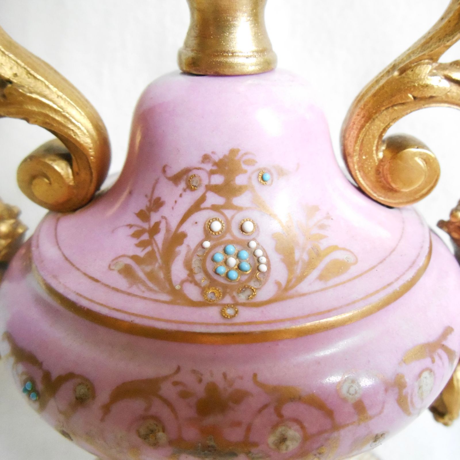 Lampe de table d'époque rose et dorée, abat-jour en verre opaline photo buy