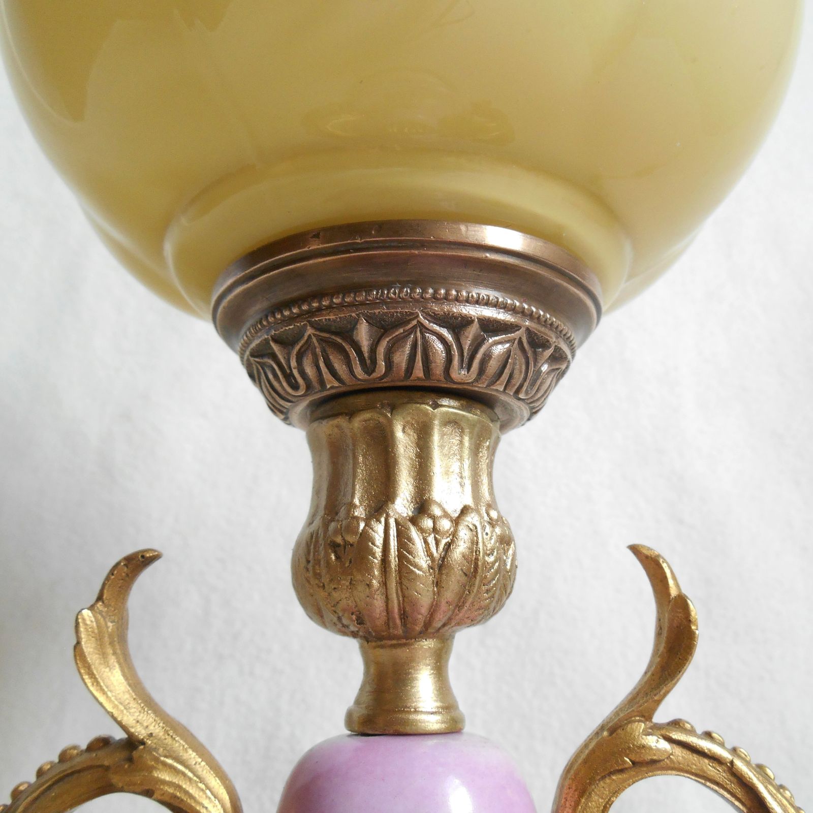 photo furniture Lampe de table d'époque rose et dorée, abat-jour en verre opaline