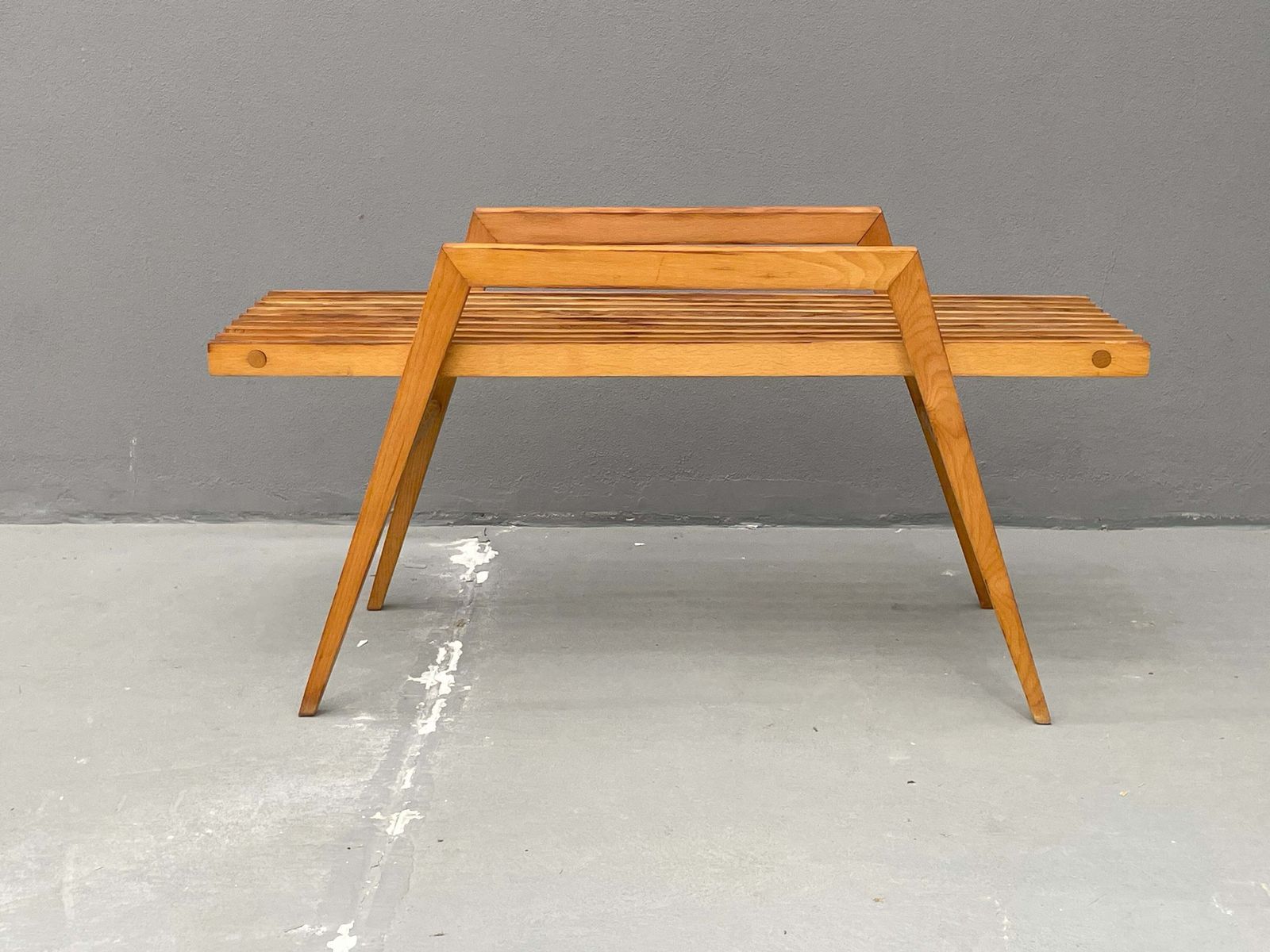 Beukenhout bloemenstandaard van Uluv, Mid-Century plantentribune, jaren 1970, Tsjecho-Slowakije photo furniture