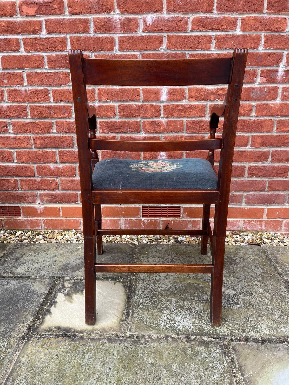 Georgische fauteuil, gesneden walnoot, Engels Sheraton-tijdperk, ca. 1800 photo vinterior